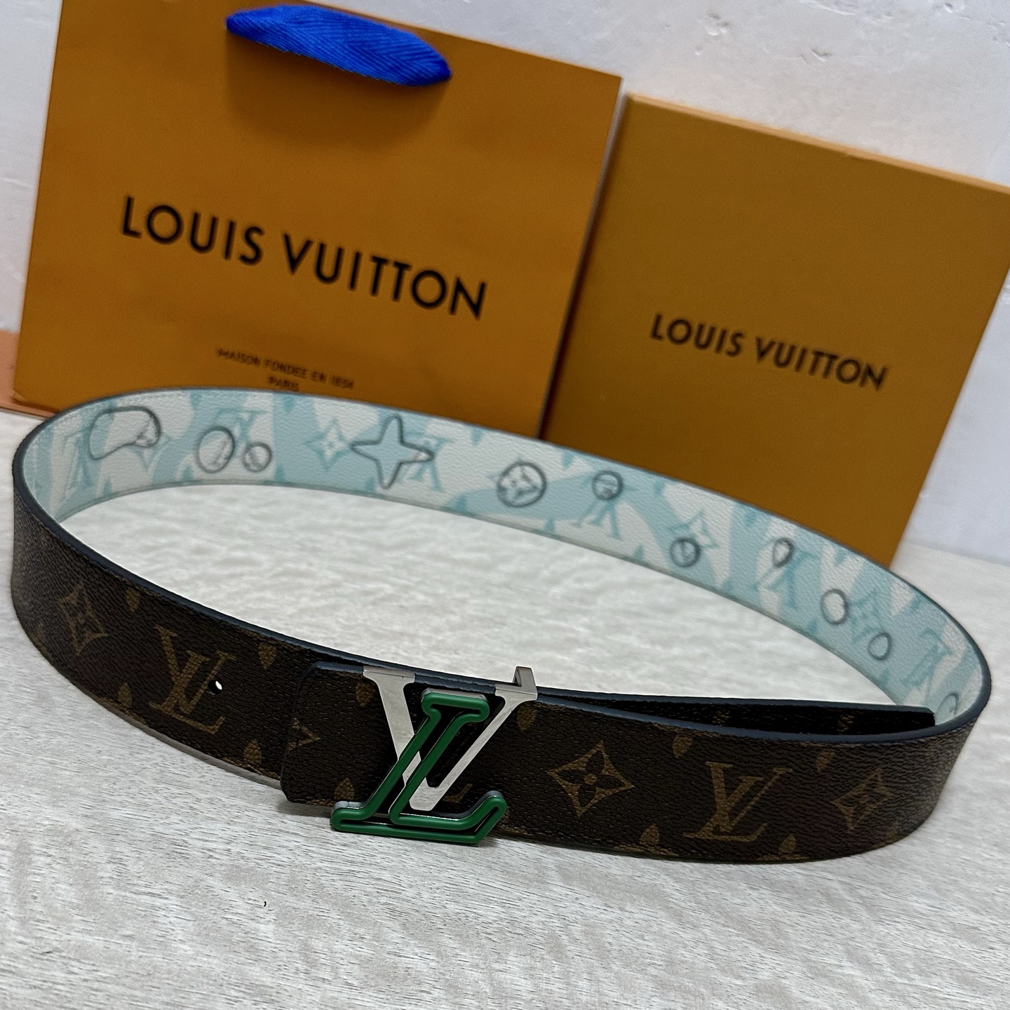 LV 宽4.0cm 双面腰带将两式经典融于一处。Monogram 印花瞩目放大，与焕新 Monogram