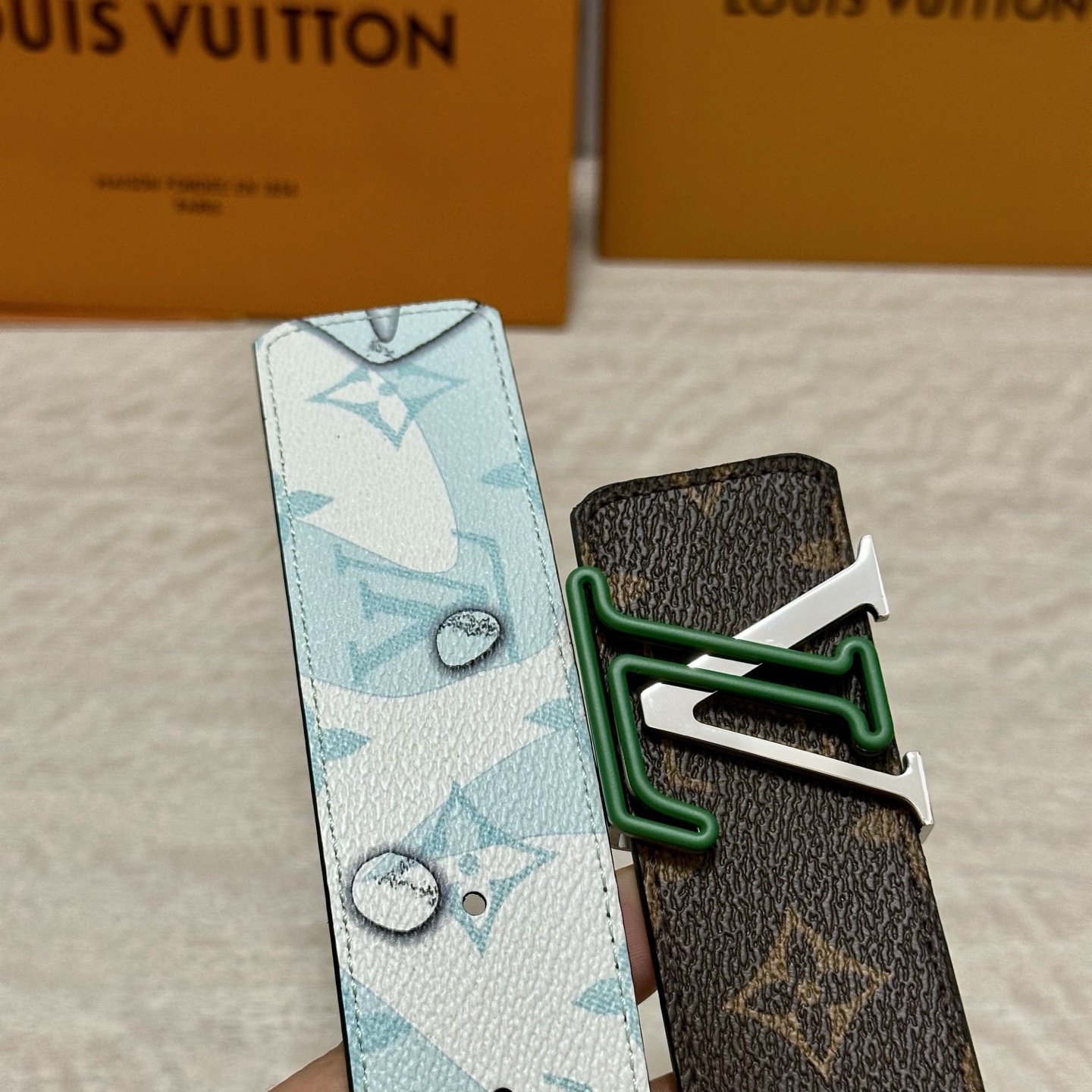 LV 宽4.0cm 双面腰带将两式经典融于一处。Monogram 印花瞩目放大，与焕新 Monogram