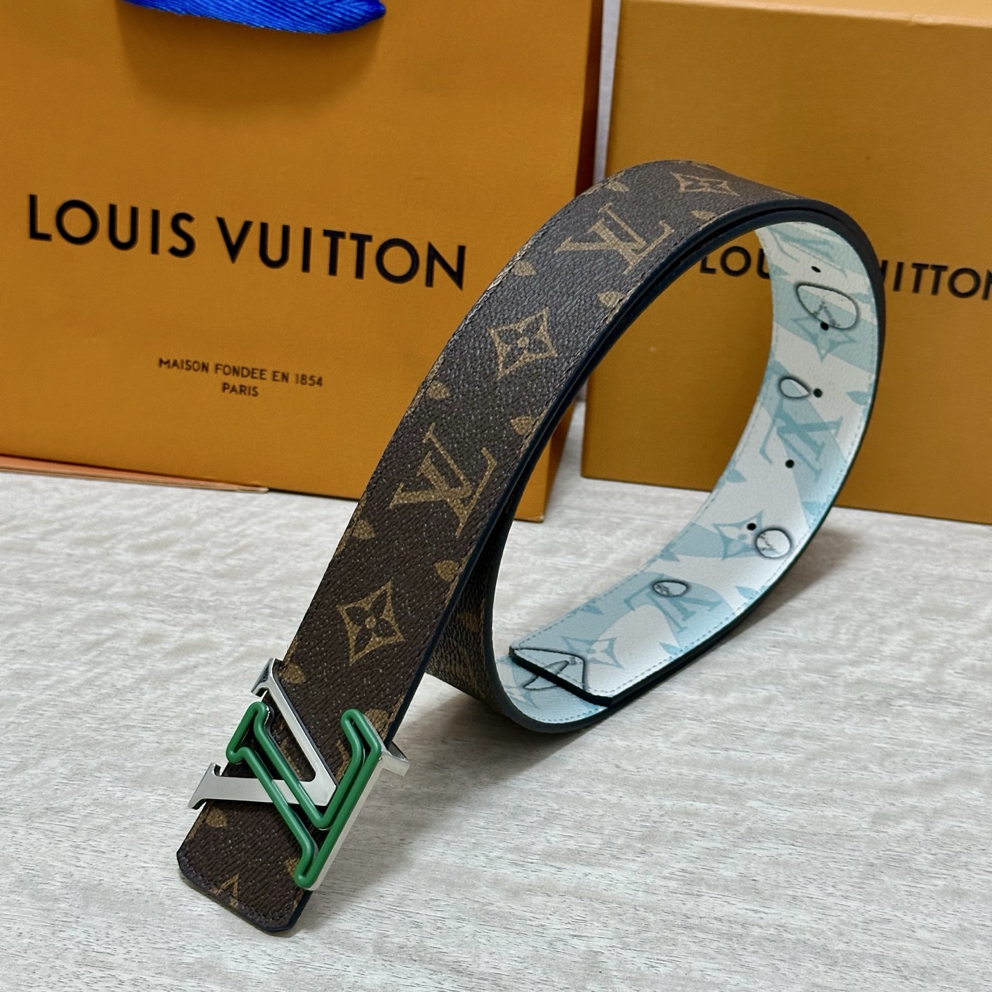 LV 宽4.0cm 双面腰带将两式经典融于一处。Monogram 印花瞩目放大，与焕新 Monogram
