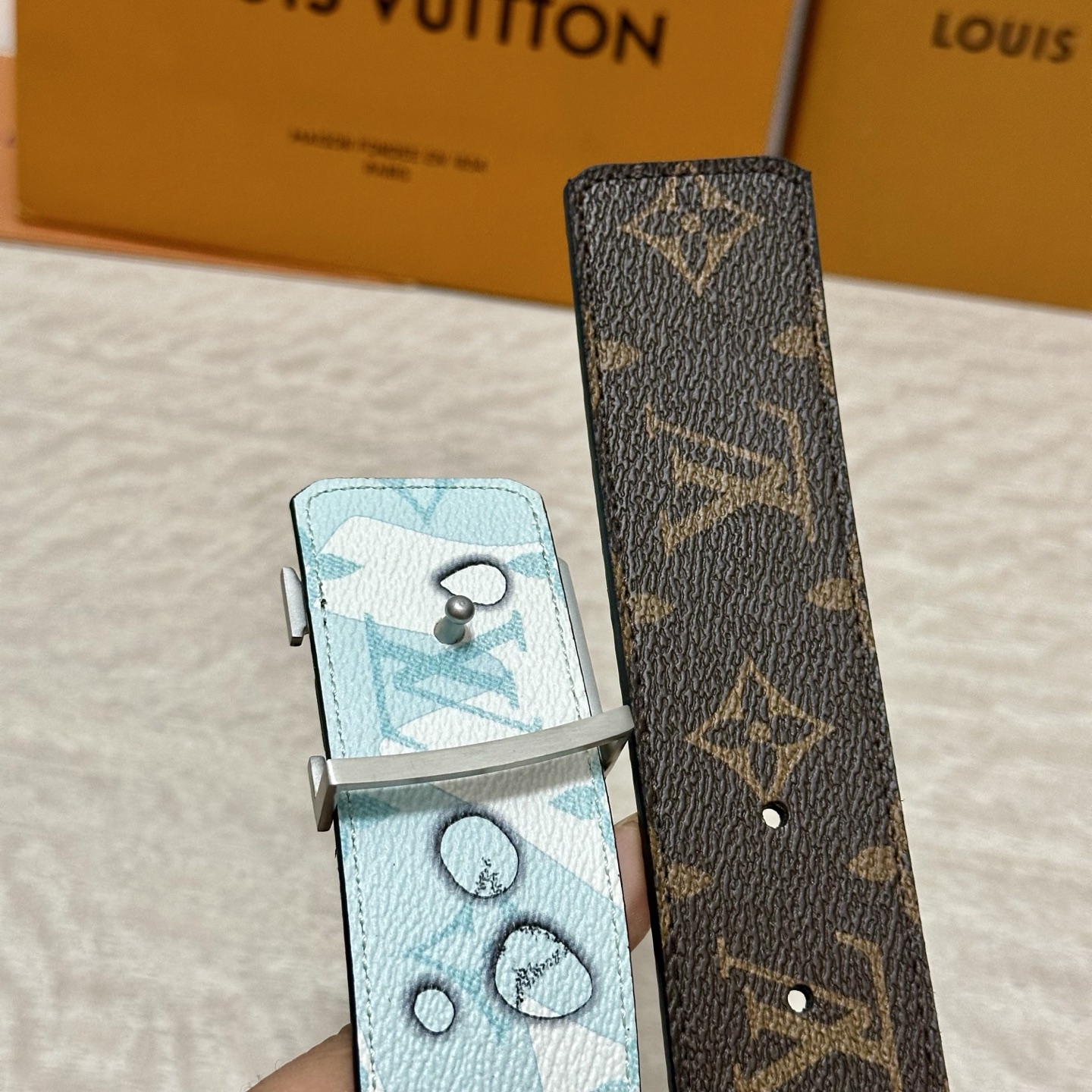 LV 宽4.0cm 双面腰带将两式经典融于一处。Monogram 印花瞩目放大，与焕新 Monogram