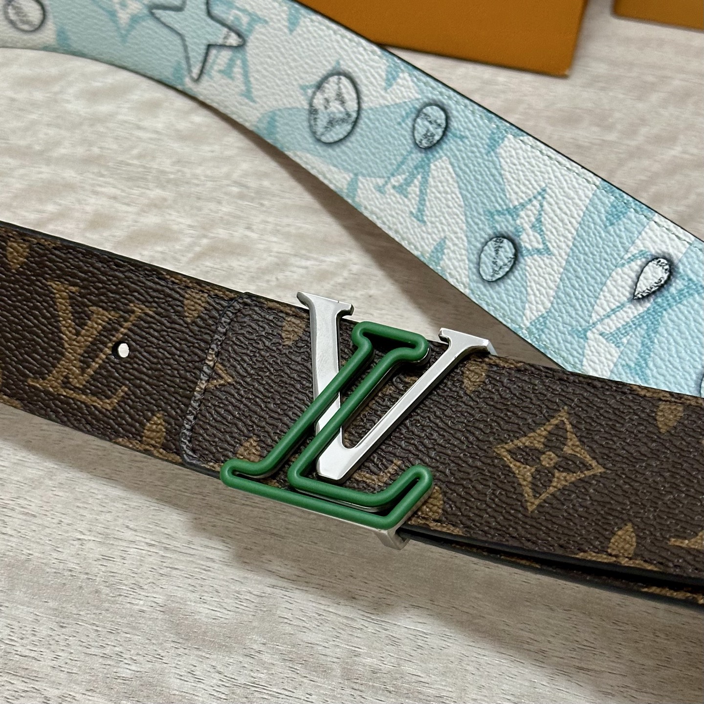 LV 宽4.0cm 双面腰带将两式经典融于一处。Monogram 印花瞩目放大，与焕新 Monogram