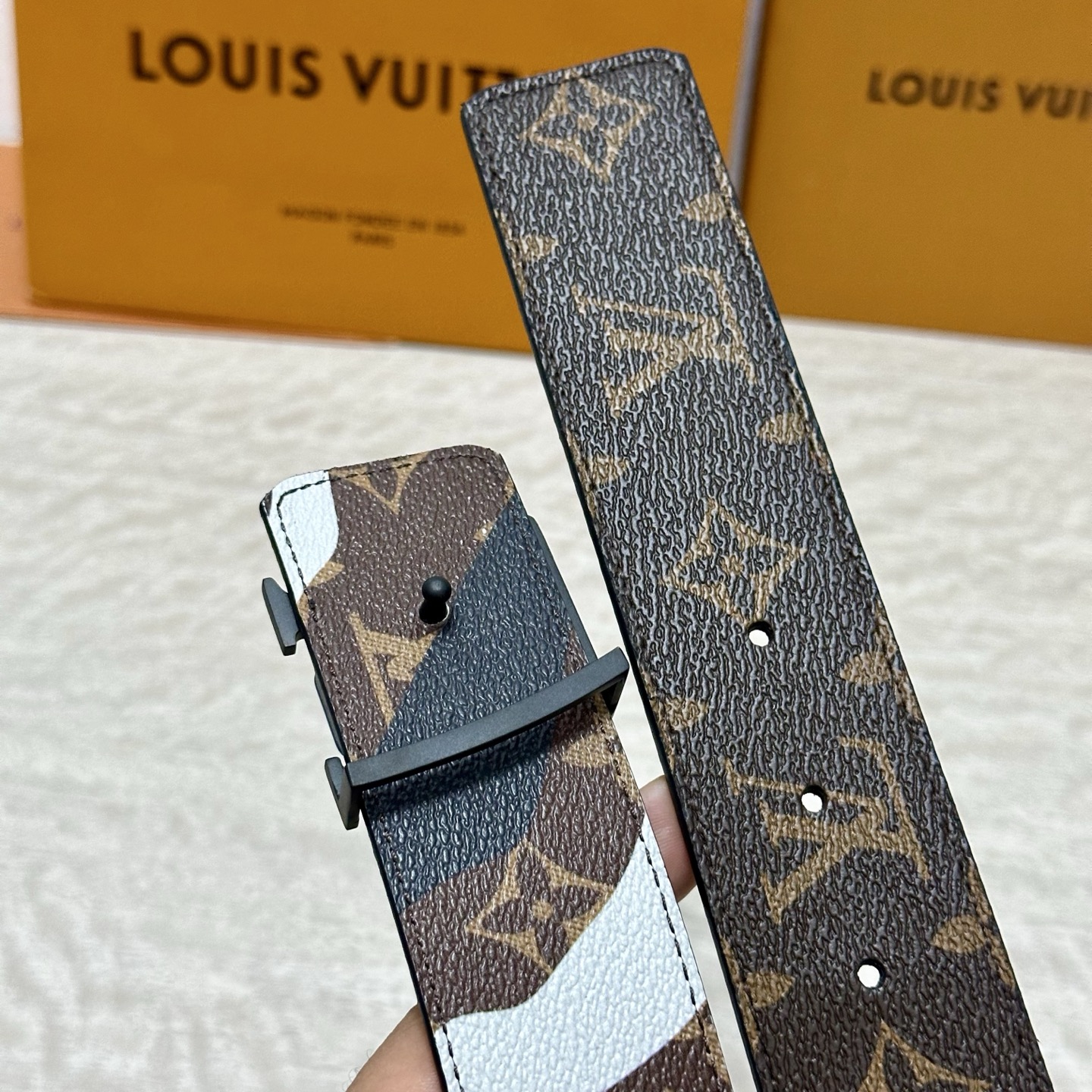 LV 宽4.0cm 双面腰带将两式经典融于一处。Monogram 印花瞩目放大，与焕新 Monogram