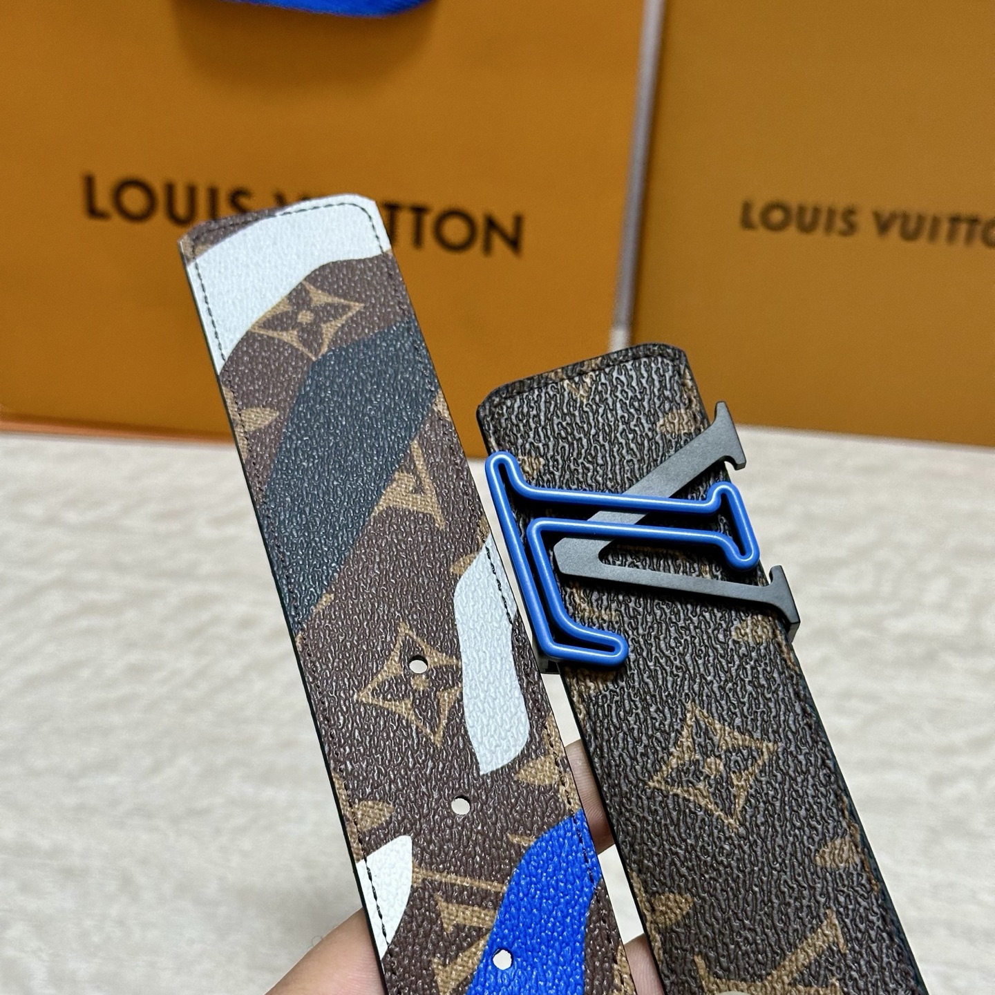LV 宽4.0cm 双面腰带将两式经典融于一处。Monogram 印花瞩目放大，与焕新 Monogram