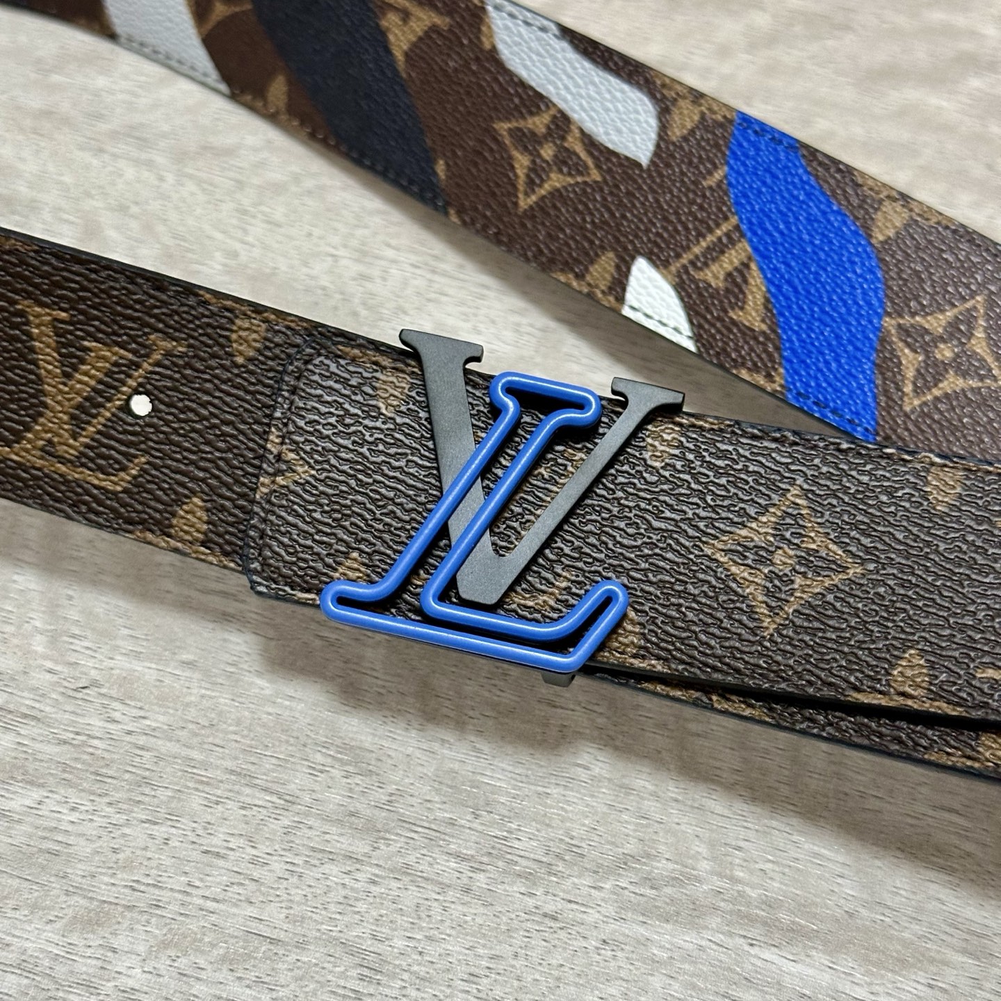 LV 宽4.0cm 双面腰带将两式经典融于一处。Monogram 印花瞩目放大，与焕新 Monogram