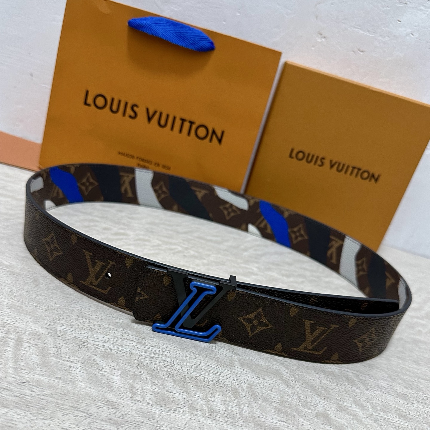 LV 宽4.0cm 双面腰带将两式经典融于一处。Monogram 印花瞩目放大，与焕新 Monogram