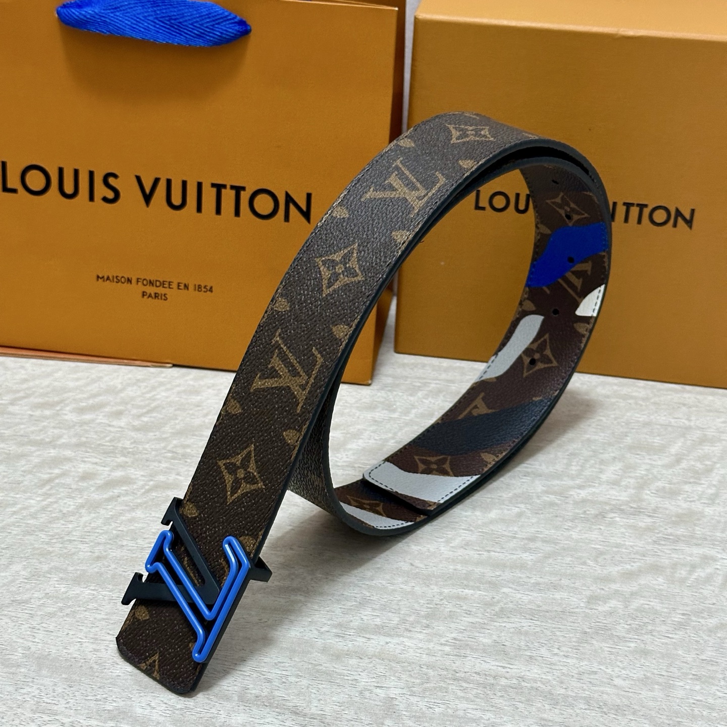 LV 宽4.0cm 双面腰带将两式经典融于一处。Monogram 印花瞩目放大，与焕新 Monogram