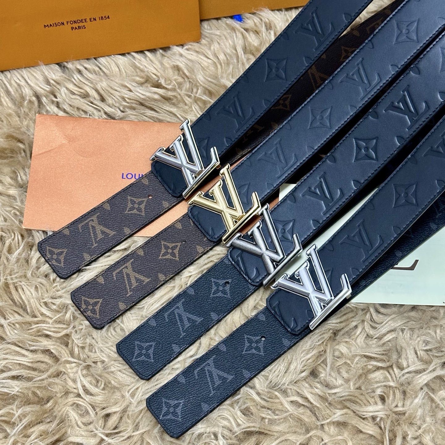 🅿️150 LV.路易威登 宽40MM双面原版小牛皮 搭配单钌钯电镀扣 完美的手感.油边 出众的设计.风格 高贵奢华 时尚大方 高清实拍 货真价实 品质保证 双面🉑️用