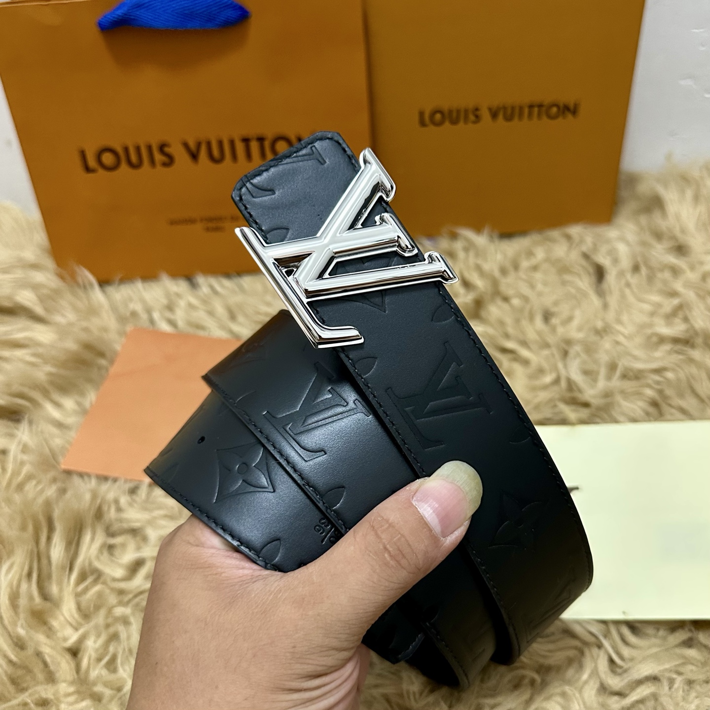 🅿️150 LV.路易威登 宽40MM双面原版小牛皮 搭配单钌钯电镀扣 完美的手感.油边 出众的设计.风格 高贵奢华 时尚大方 高清实拍 货真价实 品质保证 双面🉑️用