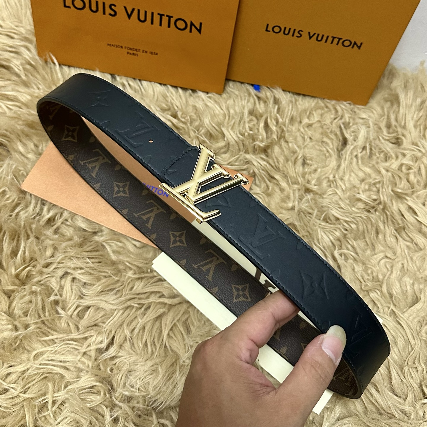 LV.路易威登 宽40MM双面原版小牛皮 搭配单钌钯电镀扣 完美的手感.油边 出众的设计.风格 高贵奢华