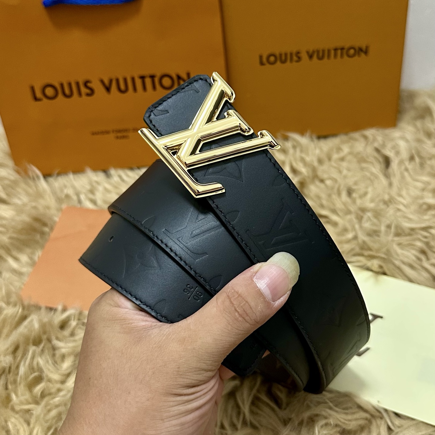 LV.路易威登 宽40MM双面原版小牛皮 搭配单钌钯电镀扣 完美的手感.油边 出众的设计.风格 高贵奢华