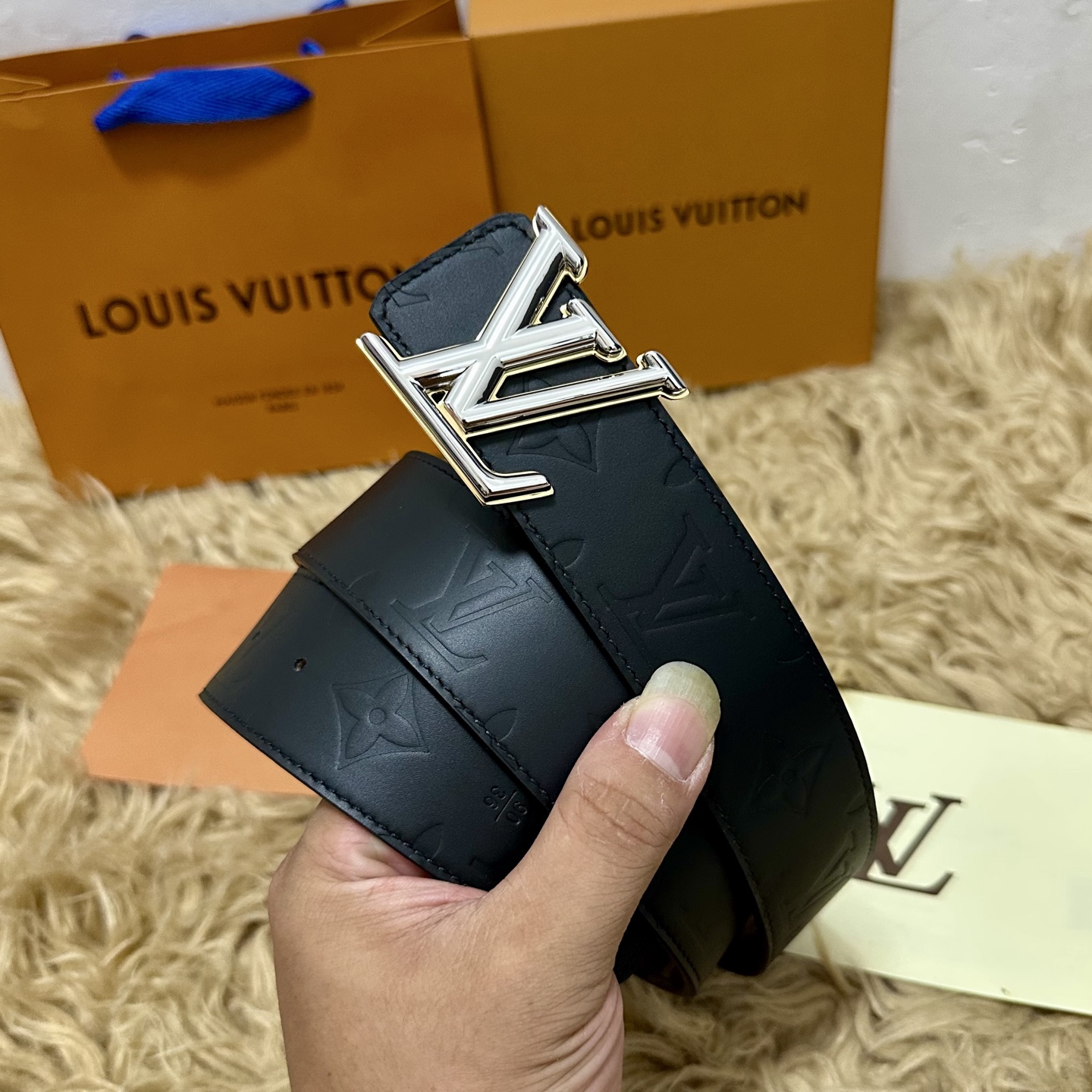 LV.路易威登 宽40MM双面原版小牛皮 搭配单钌钯电镀扣 完美的手感.油边 出众的设计.风格 高贵奢华