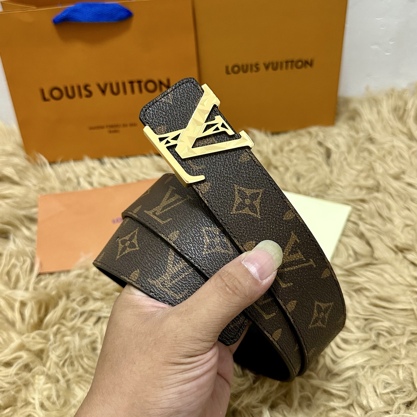 🅿️150 LV.路易威登 宽40MM双面原版小牛皮 搭配单钌钯电镀扣 完美的手感.油边 出众的设计.风格 高贵奢华 时尚大方 高清实拍 货真价实 品质保证 双面🉑️用