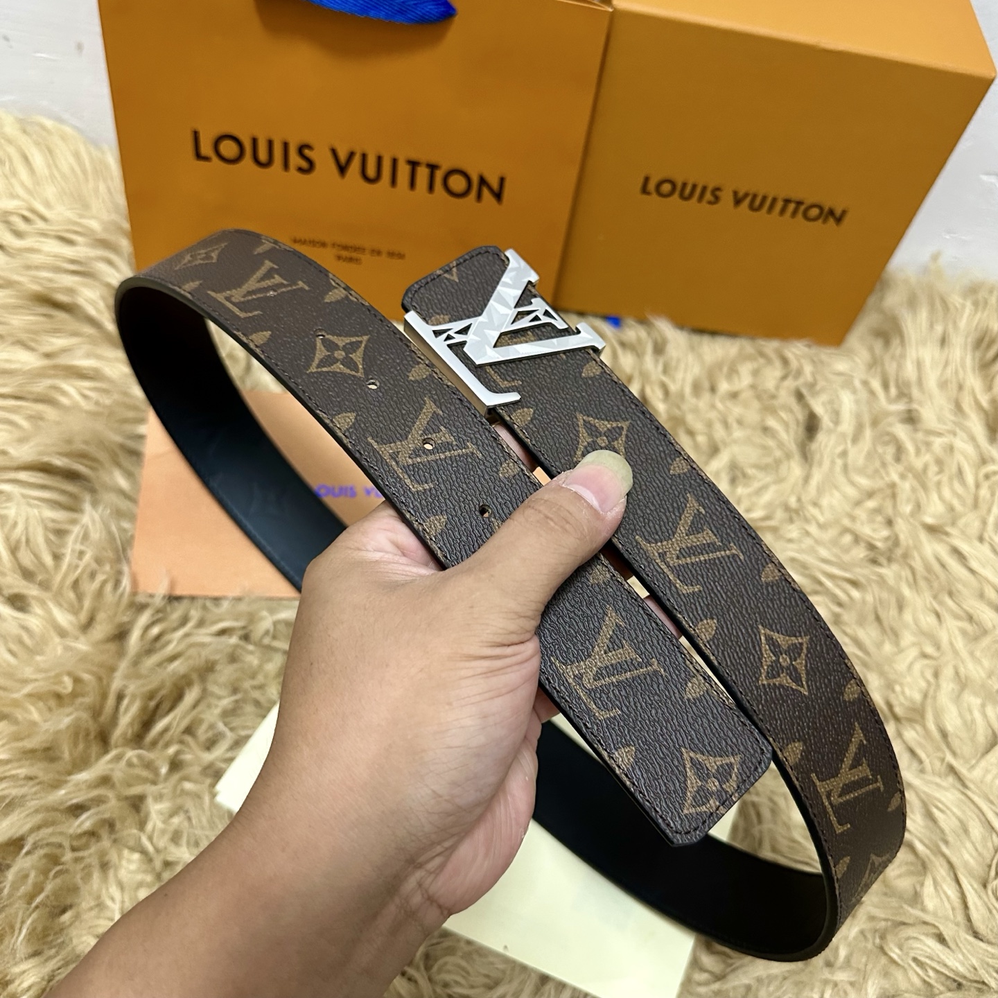 🅿️150 LV.路易威登 宽40MM双面原版小牛皮 搭配单钌钯电镀扣 完美的手感.油边 出众的设计.风格 高贵奢华 时尚大方 高清实拍 货真价实 品质保证 双面🉑️用