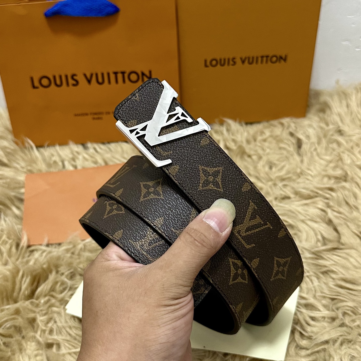 🅿️150 LV.路易威登 宽40MM双面原版小牛皮 搭配单钌钯电镀扣 完美的手感.油边 出众的设计.风格 高贵奢华 时尚大方 高清实拍 货真价实 品质保证 双面🉑️用