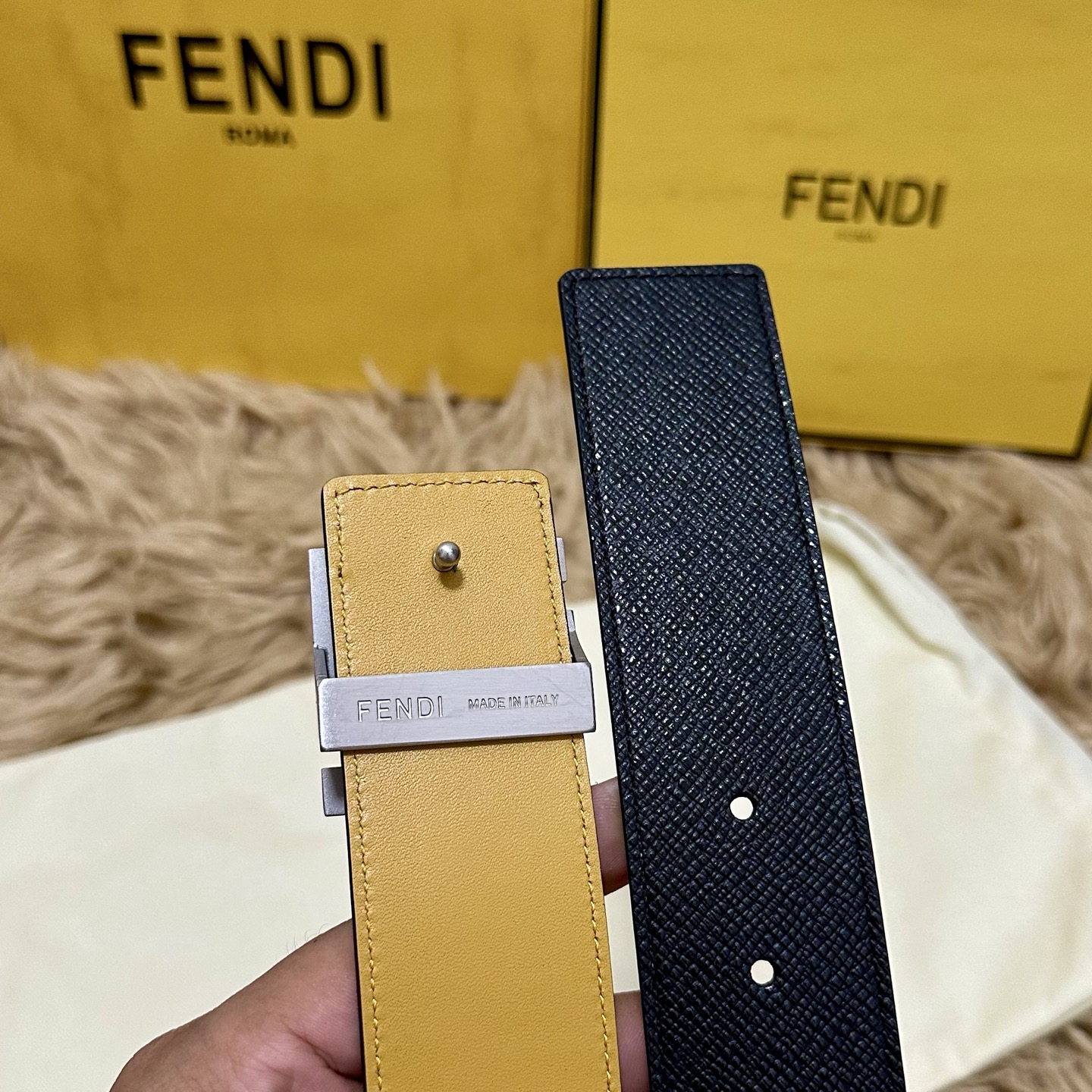 FENDl （芬迪）宽40MM双面原版小牛皮 搭配单钌钯电镀扣 完美的手感.油边 出众的设计.风格 高贵