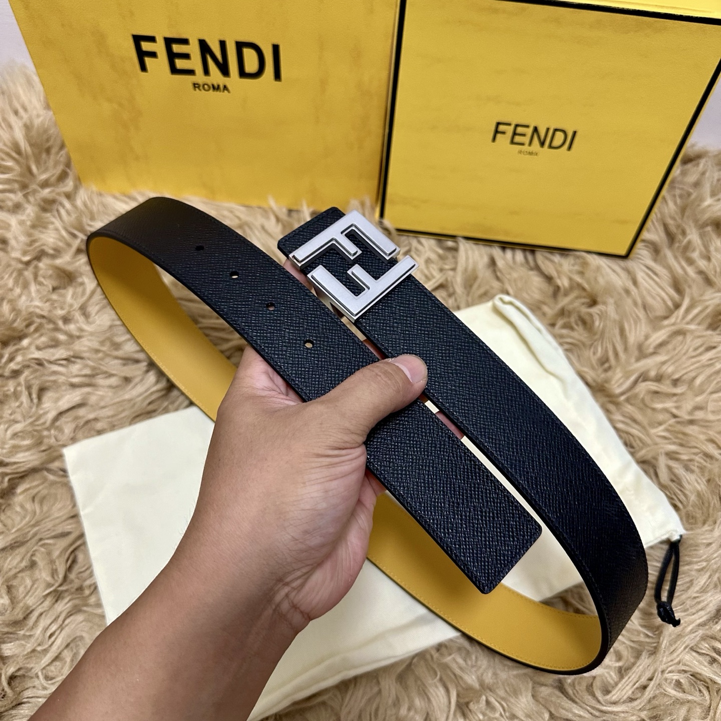 FENDl （芬迪）宽40MM双面原版小牛皮 搭配单钌钯电镀扣 完美的手感.油边 出众的设计.风格 高贵