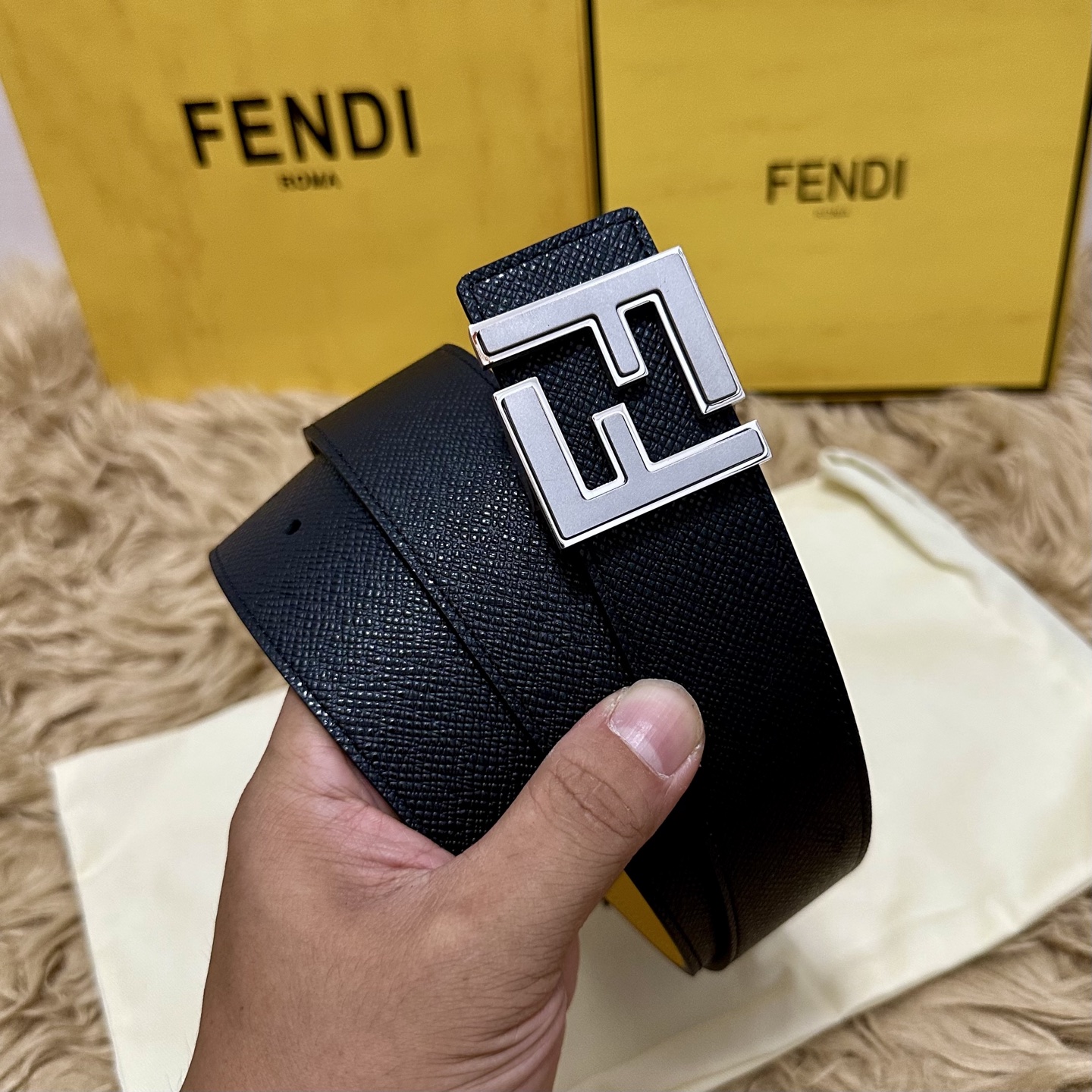 FENDl （芬迪）宽40MM双面原版小牛皮 搭配单钌钯电镀扣 完美的手感.油边 出众的设计.风格 高贵