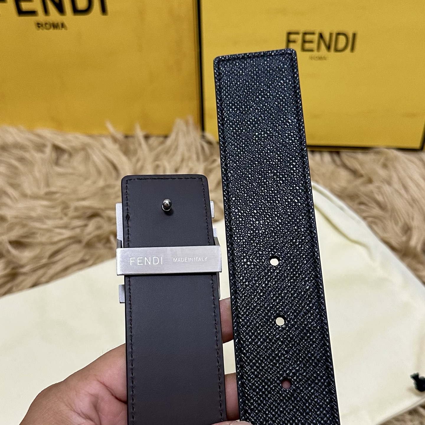 FENDl （芬迪）宽40MM双面原版小牛皮 搭配单钌钯电镀扣 完美的手感.油边 出众的设计.风格 高贵