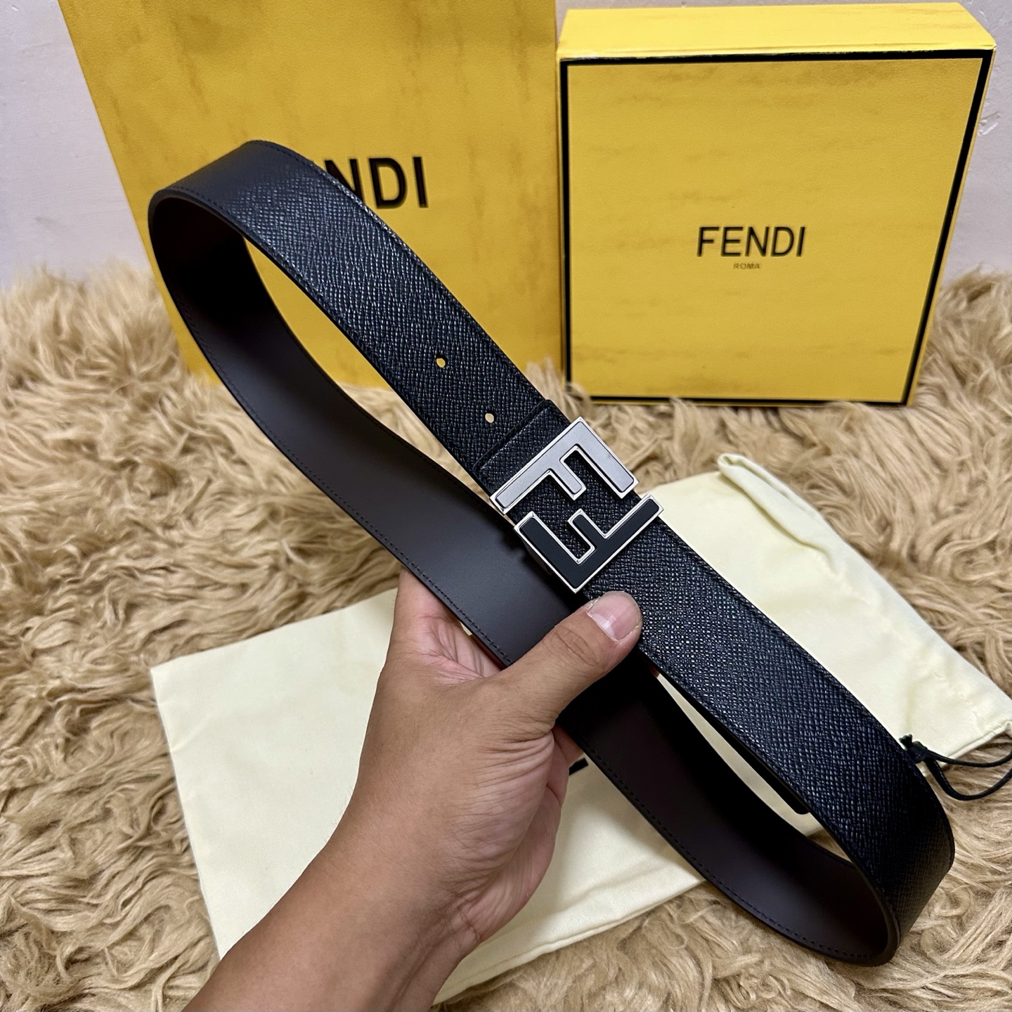 FENDl （芬迪）宽40MM双面原版小牛皮 搭配单钌钯电镀扣 完美的手感.油边 出众的设计.风格 高贵