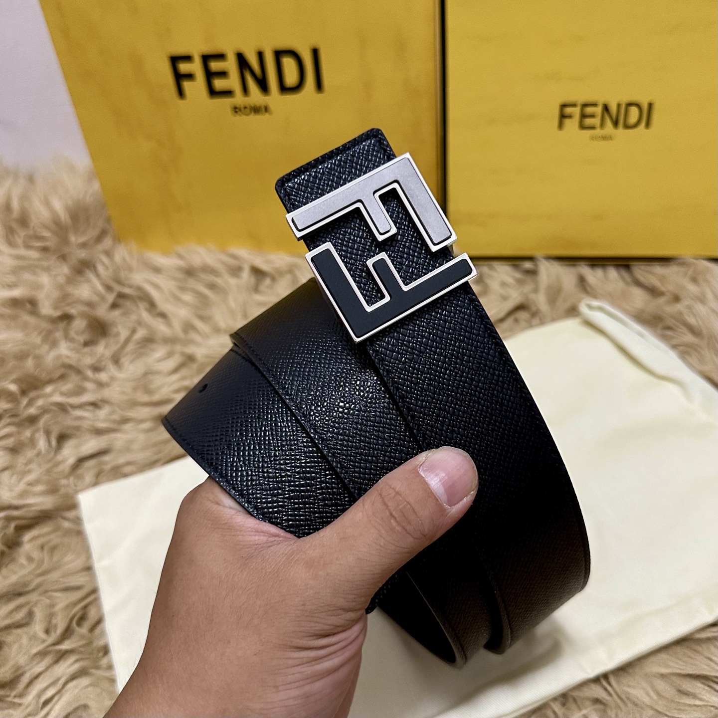 FENDl （芬迪）宽40MM双面原版小牛皮 搭配单钌钯电镀扣 完美的手感.油边 出众的设计.风格 高贵
