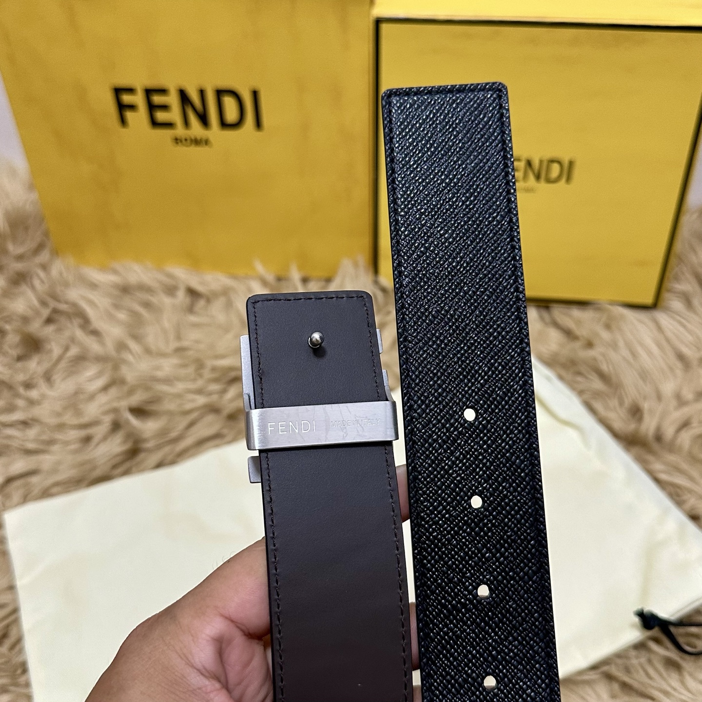 FENDl （芬迪）宽40MM双面原版小牛皮 搭配单钌钯电镀扣 完美的手感.油边 出众的设计.风格 高贵