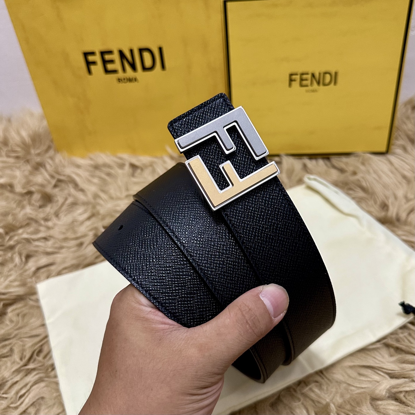 FENDl （芬迪）宽40MM双面原版小牛皮 搭配单钌钯电镀扣 完美的手感.油边 出众的设计.风格 高贵