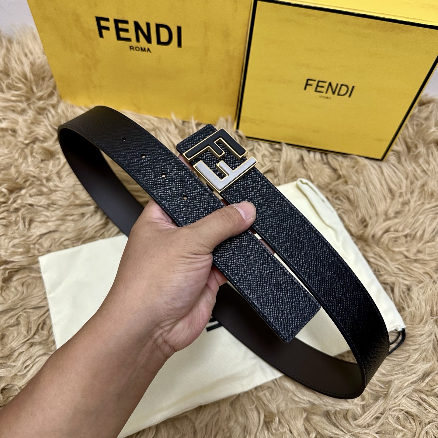 FENDl （芬迪）宽40MM双面原版小牛皮 搭配单钌钯电镀扣 完美的手感.油边 出众的设计.风格 高贵