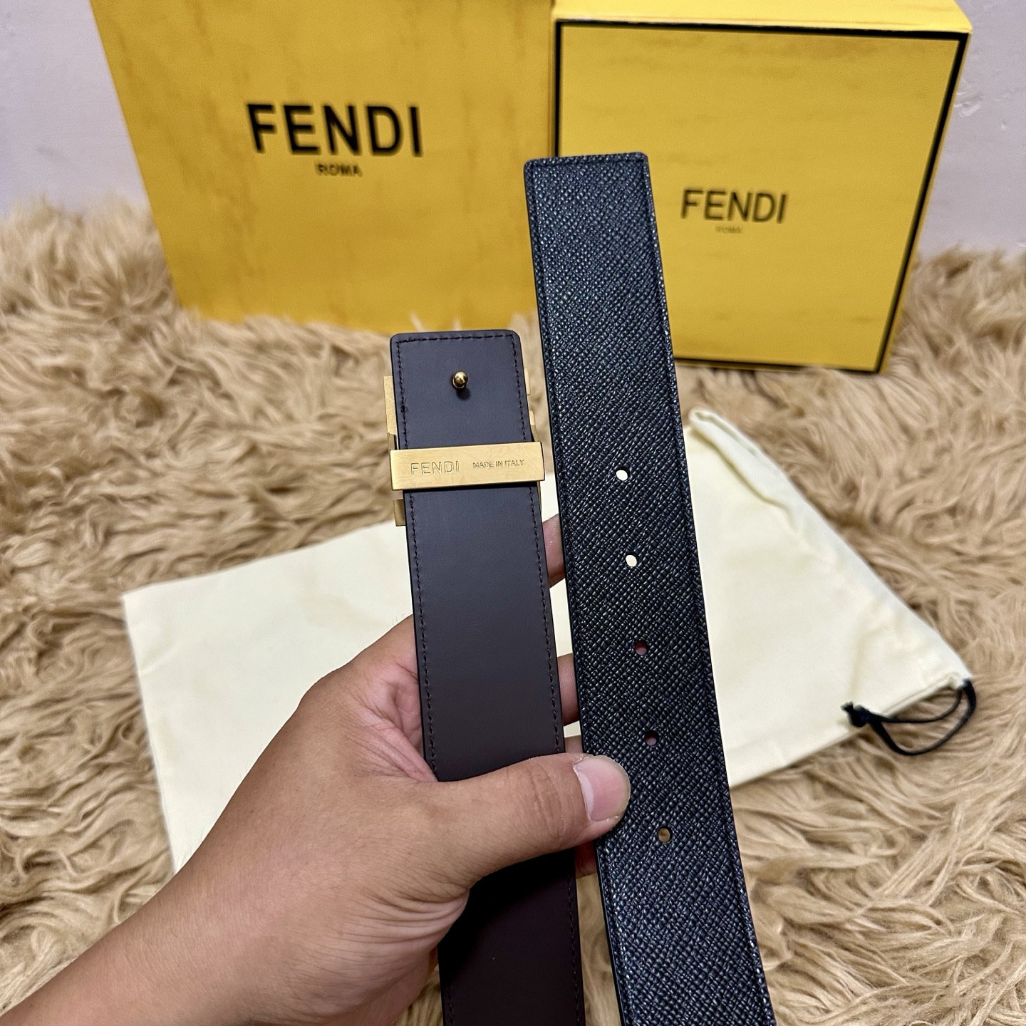 FENDl （芬迪）宽40MM双面原版小牛皮 搭配单钌钯电镀扣 完美的手感.油边 出众的设计.风格 高贵