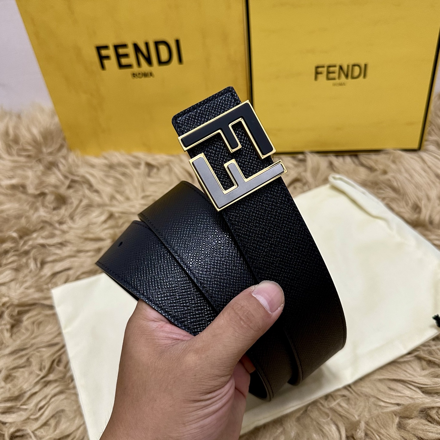 FENDl （芬迪）宽40MM双面原版小牛皮 搭配单钌钯电镀扣 完美的手感.油边 出众的设计.风格 高贵