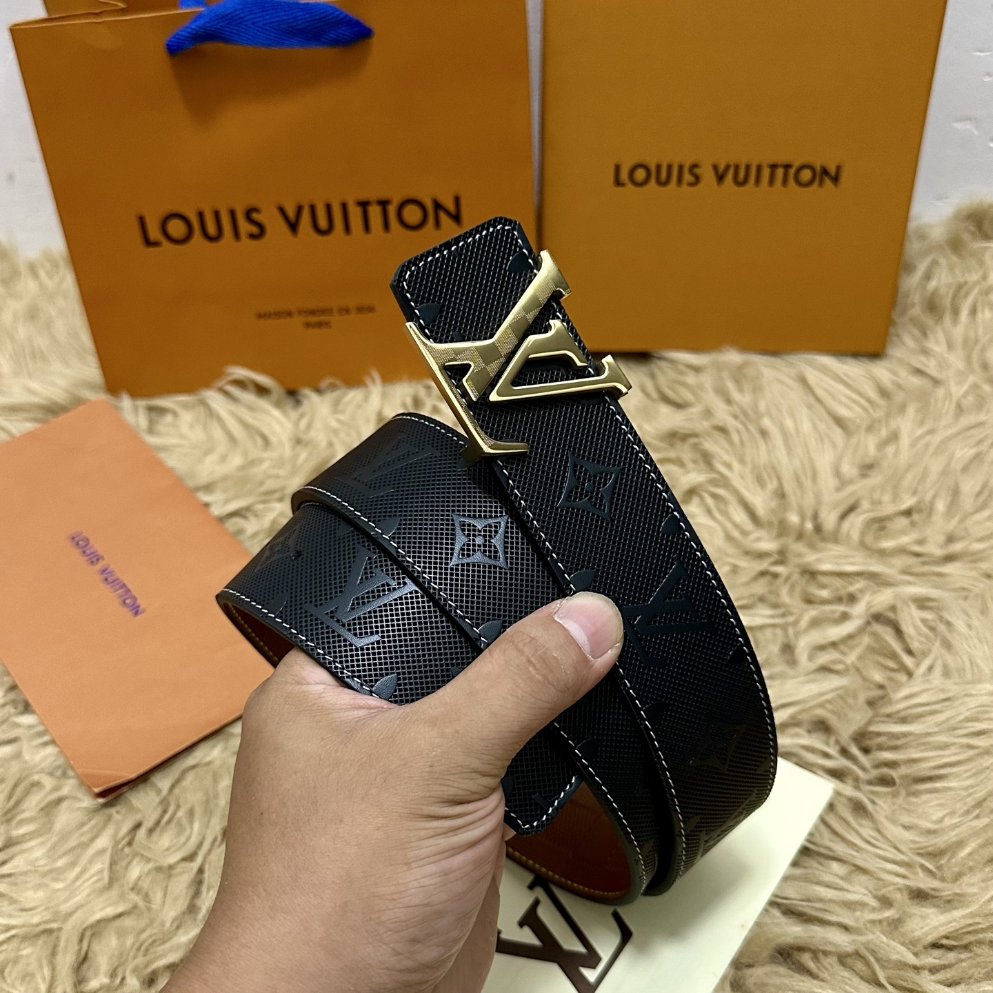 LV.路易威登 宽40MM双面原版小牛皮 搭配单钌钯电镀扣 完美的手感.油边 出众的设计.风格 高贵奢华