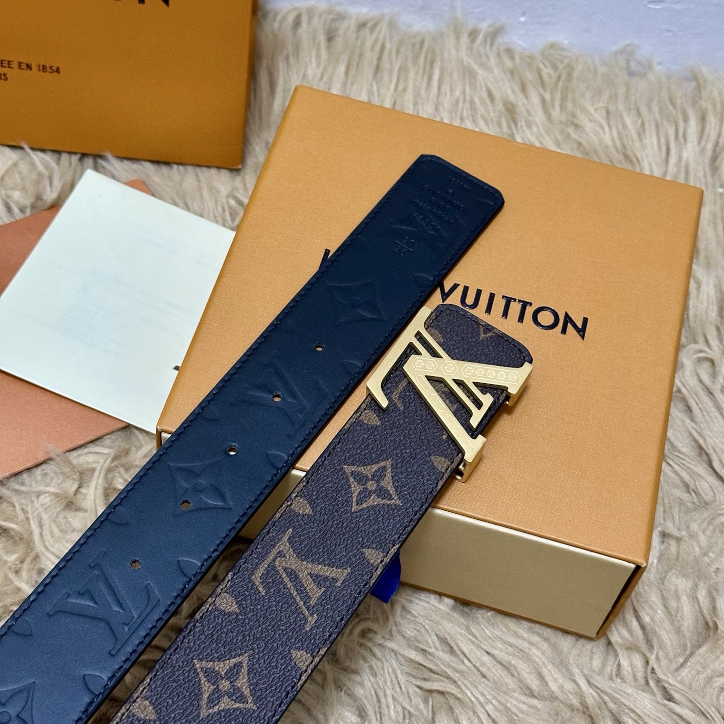 LV.路易威登 宽40MM双面原版小牛皮 搭配单钌钯电镀扣 完美的手感.油边 出众的设计.风格 高贵奢华