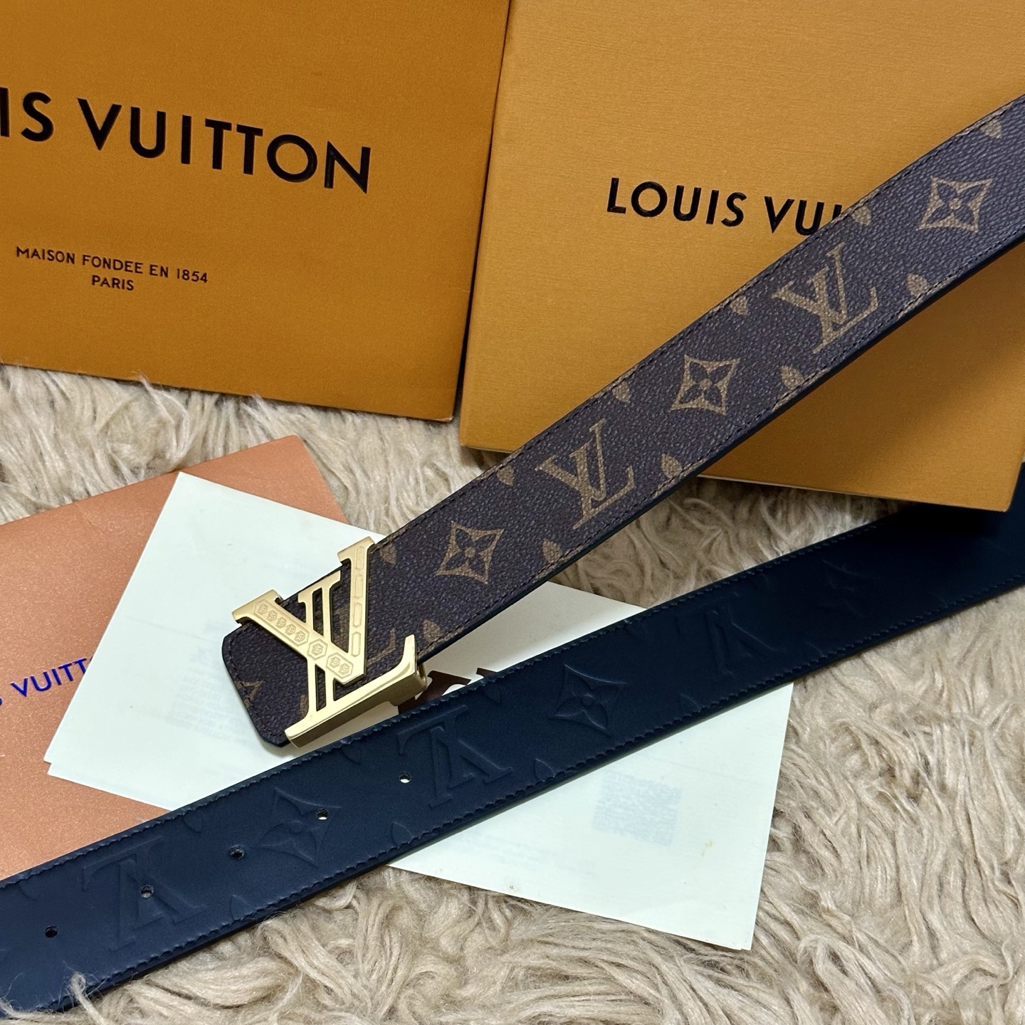 LV.路易威登 宽40MM双面原版小牛皮 搭配单钌钯电镀扣 完美的手感.油边 出众的设计.风格 高贵奢华