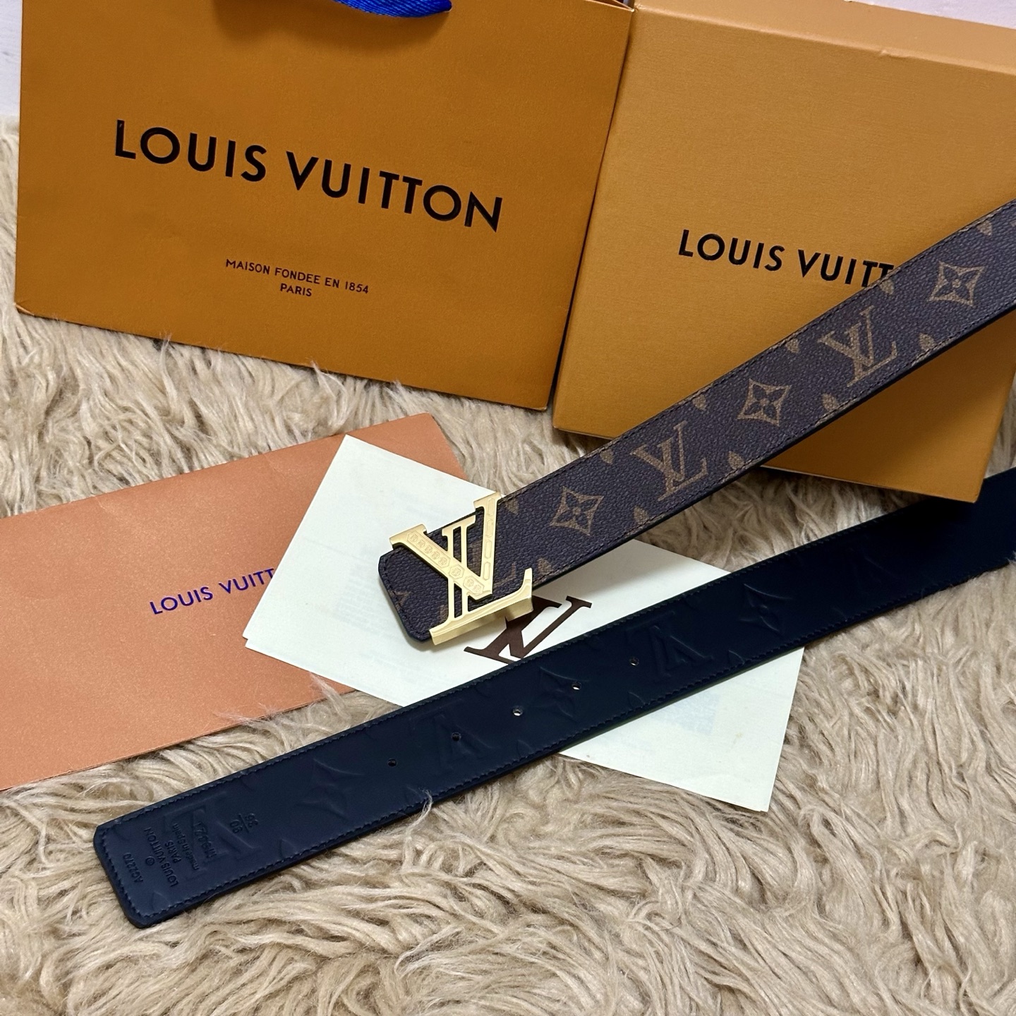 LV.路易威登 宽40MM双面原版小牛皮 搭配单钌钯电镀扣 完美的手感.油边 出众的设计.风格 高贵奢华