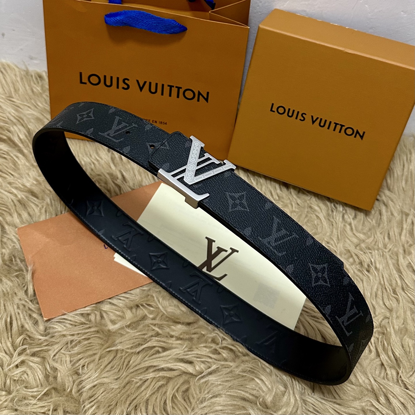 LV.路易威登 宽40MM双面原版小牛皮 搭配单钌钯电镀扣 完美的手感.油边 出众的设计.风格 高贵奢华