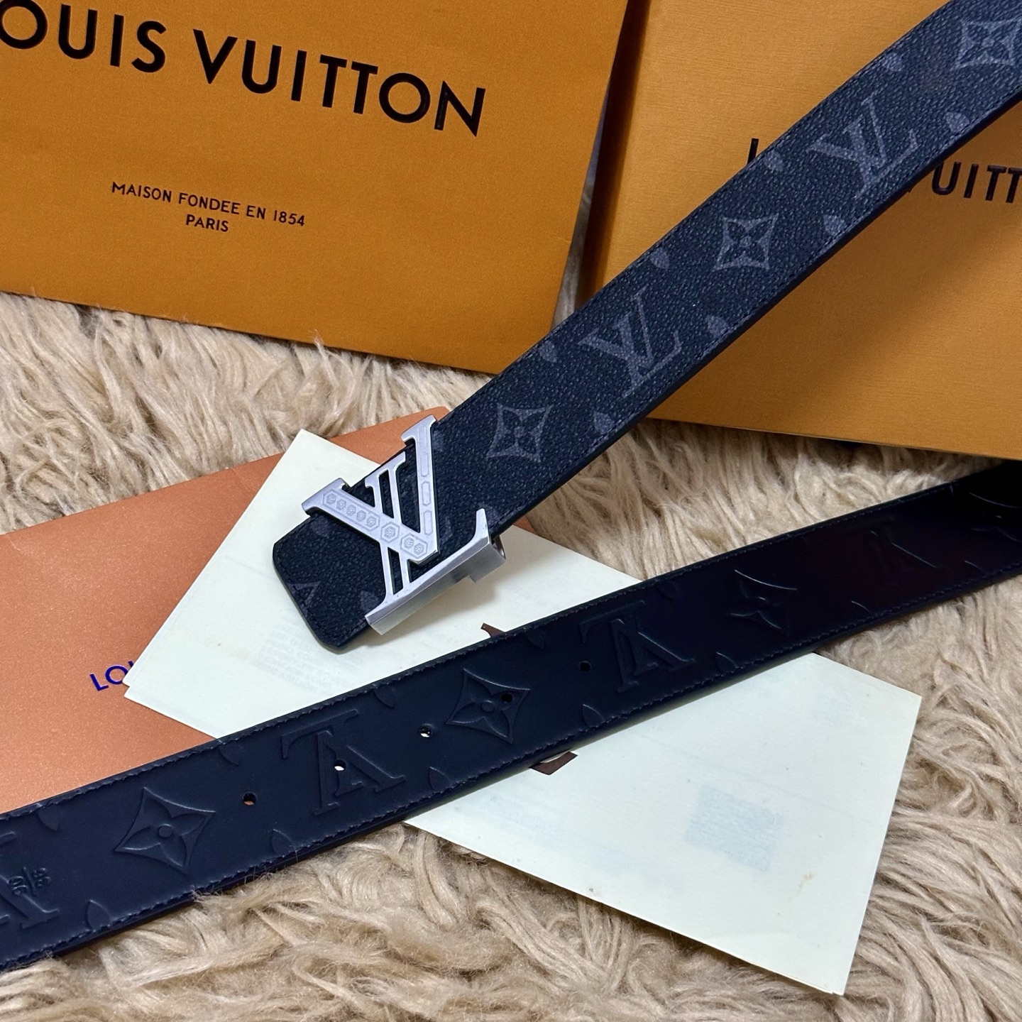 LV.路易威登 宽40MM双面原版小牛皮 搭配单钌钯电镀扣 完美的手感.油边 出众的设计.风格 高贵奢华