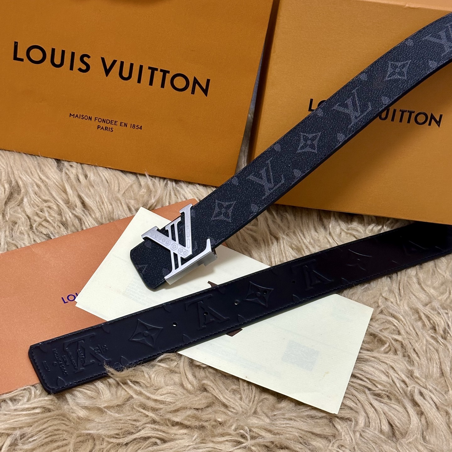 LV.路易威登 宽40MM双面原版小牛皮 搭配单钌钯电镀扣 完美的手感.油边 出众的设计.风格 高贵奢华