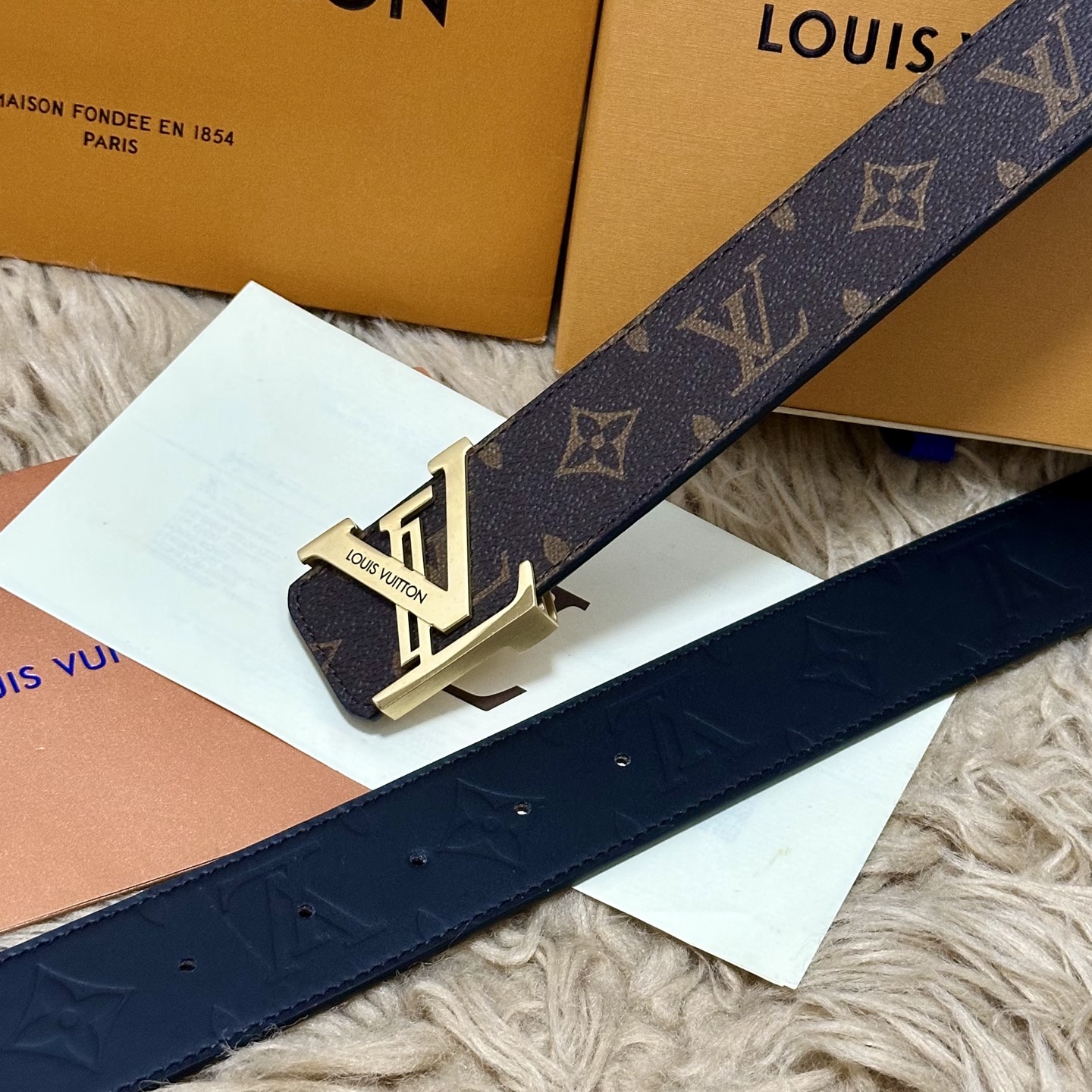 LV.路易威登 宽40MM双面原版小牛皮 搭配单钌钯电镀扣 完美的手感.油边 出众的设计.风格 高贵奢华