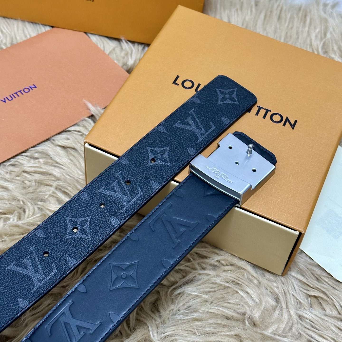 LV.路易威登 宽40MM双面原版小牛皮 搭配单钌钯电镀扣 完美的手感.油边 出众的设计.风格 高贵奢华