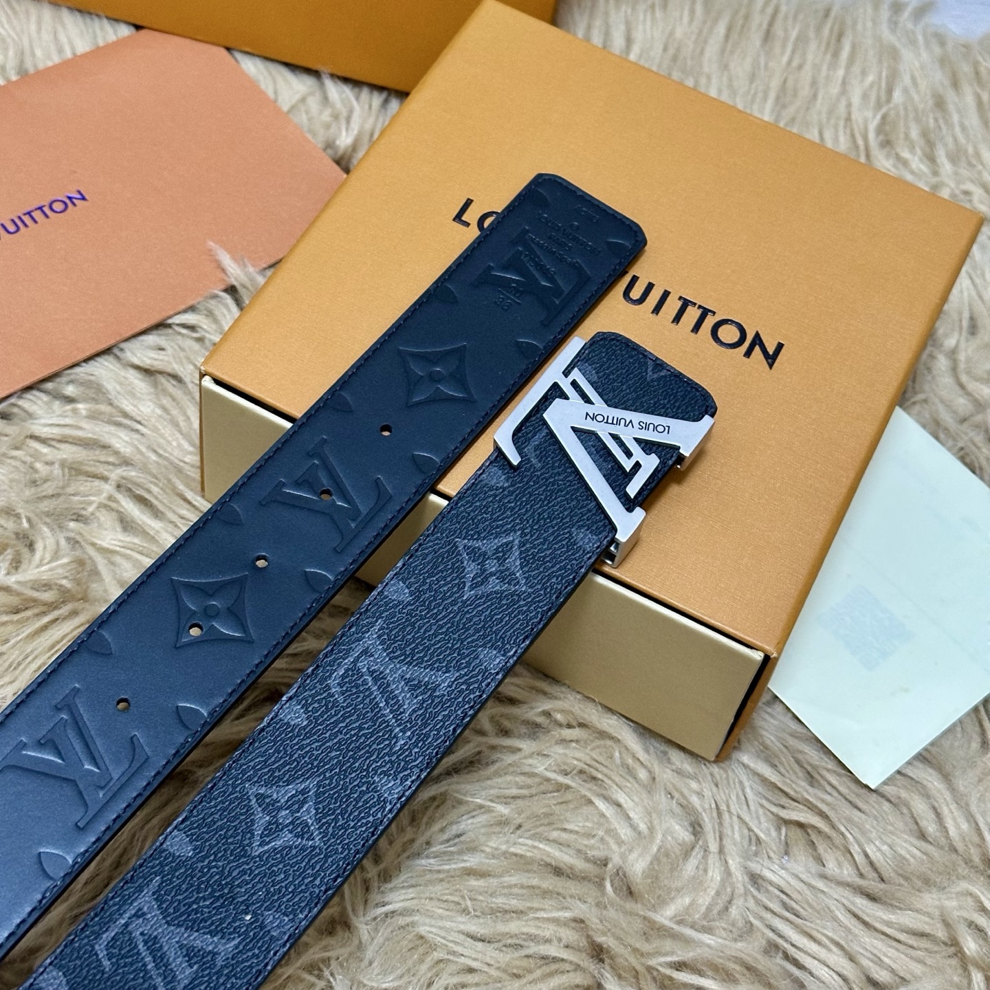 LV.路易威登 宽40MM双面原版小牛皮 搭配单钌钯电镀扣 完美的手感.油边 出众的设计.风格 高贵奢华