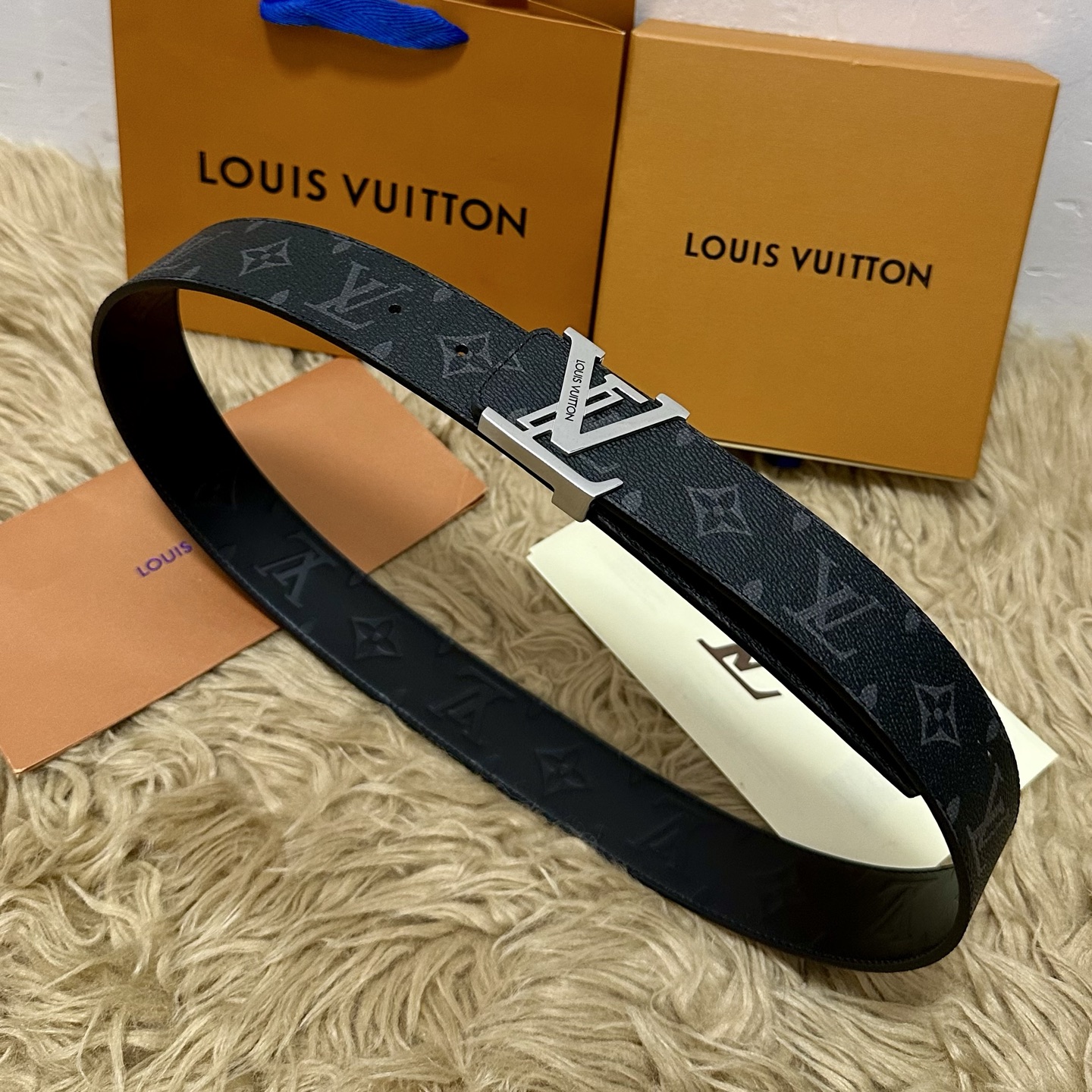 LV.路易威登 宽40MM双面原版小牛皮 搭配单钌钯电镀扣 完美的手感.油边 出众的设计.风格 高贵奢华