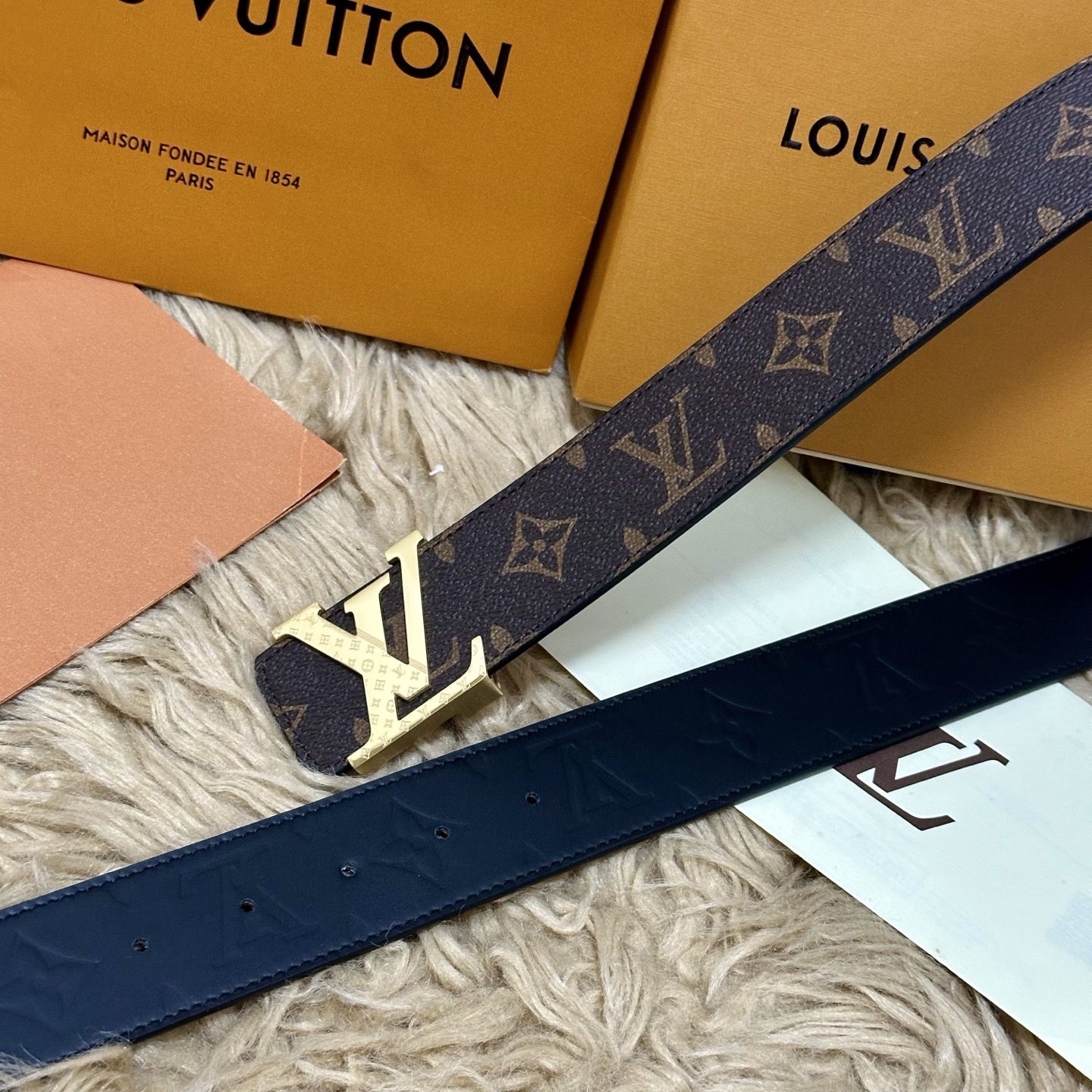 LV.路易威登 宽40MM双面原版小牛皮 搭配单钌钯电镀扣 完美的手感.油边 出众的设计.风格 高贵奢华