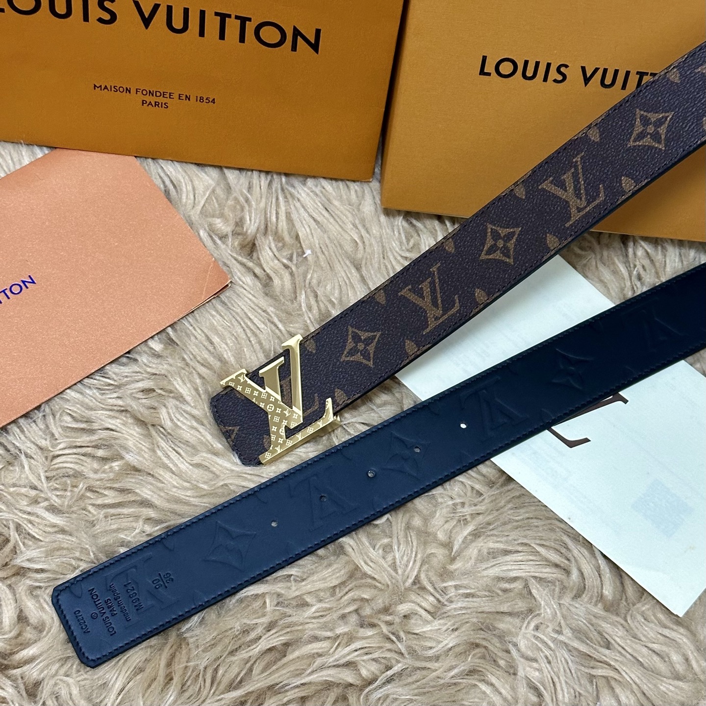 LV.路易威登 宽40MM双面原版小牛皮 搭配单钌钯电镀扣 完美的手感.油边 出众的设计.风格 高贵奢华