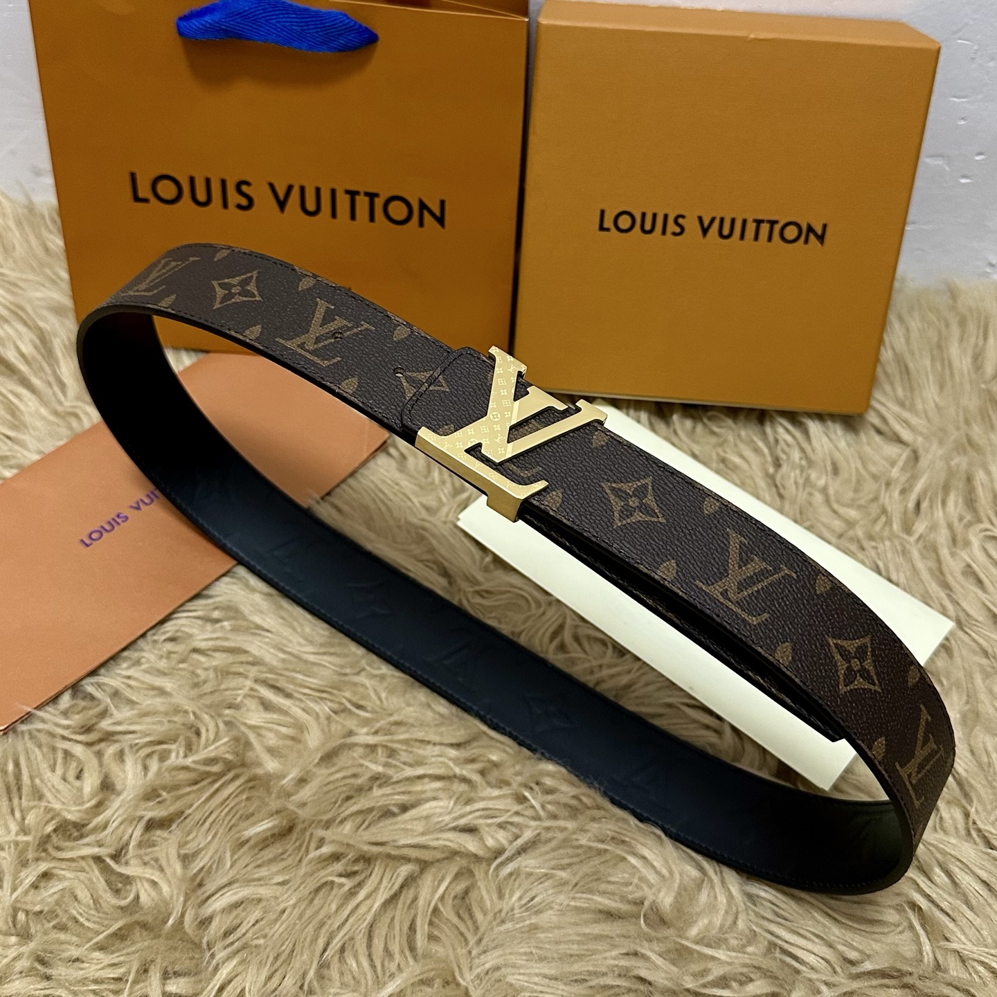 LV.路易威登 宽40MM双面原版小牛皮 搭配单钌钯电镀扣 完美的手感.油边 出众的设计.风格 高贵奢华