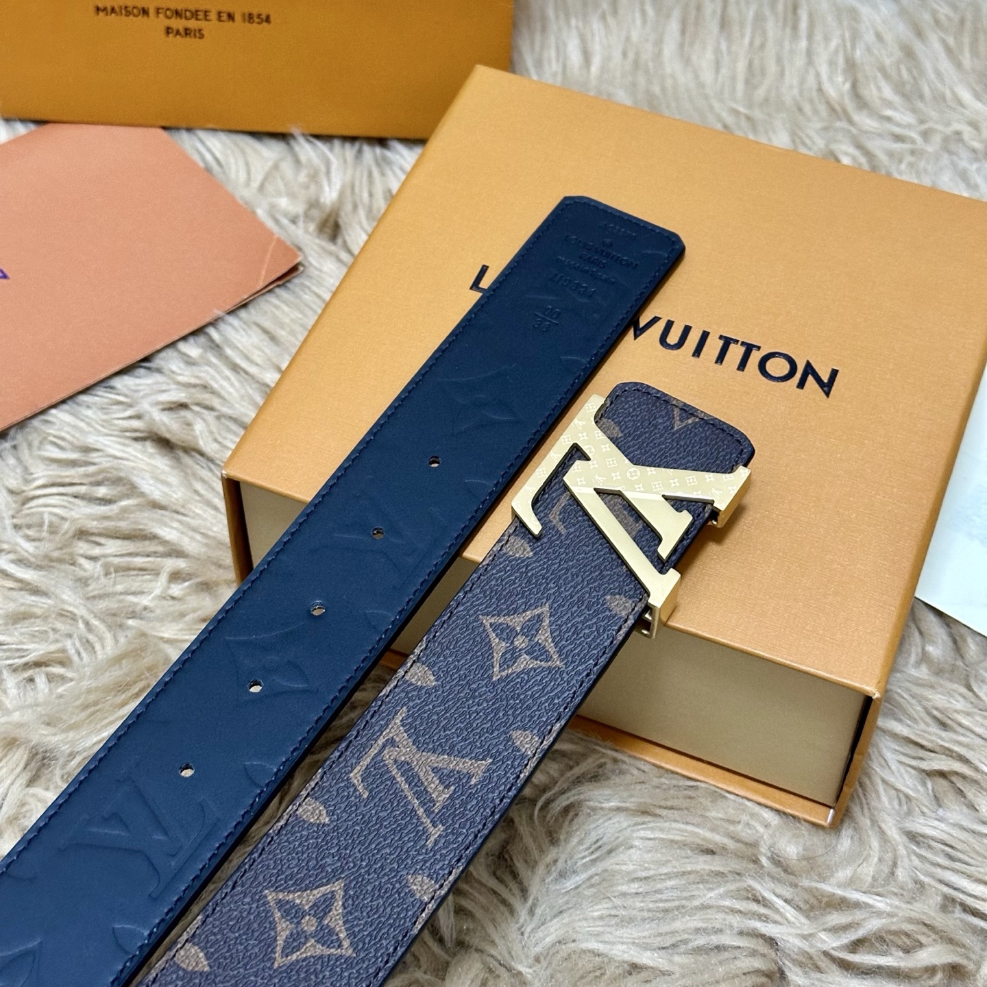 LV.路易威登 宽40MM双面原版小牛皮 搭配单钌钯电镀扣 完美的手感.油边 出众的设计.风格 高贵奢华