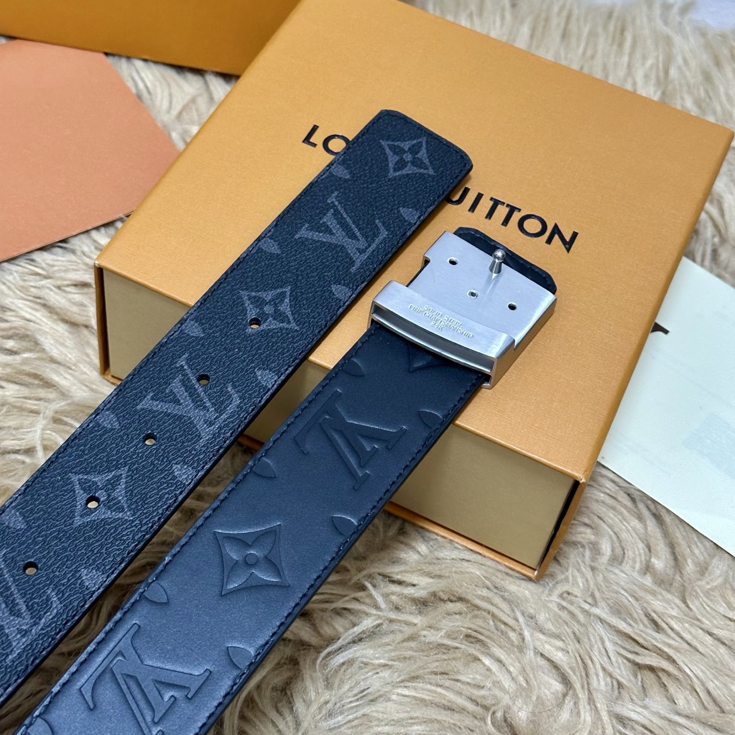 LV.路易威登 宽40MM双面原版小牛皮 搭配单钌钯电镀扣 完美的手感.油边 出众的设计.风格 高贵奢华