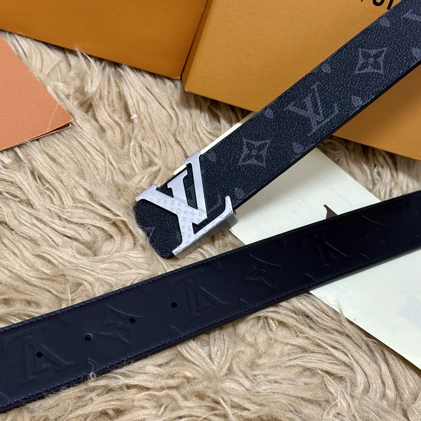 LV.路易威登 宽40MM双面原版小牛皮 搭配单钌钯电镀扣 完美的手感.油边 出众的设计.风格 高贵奢华