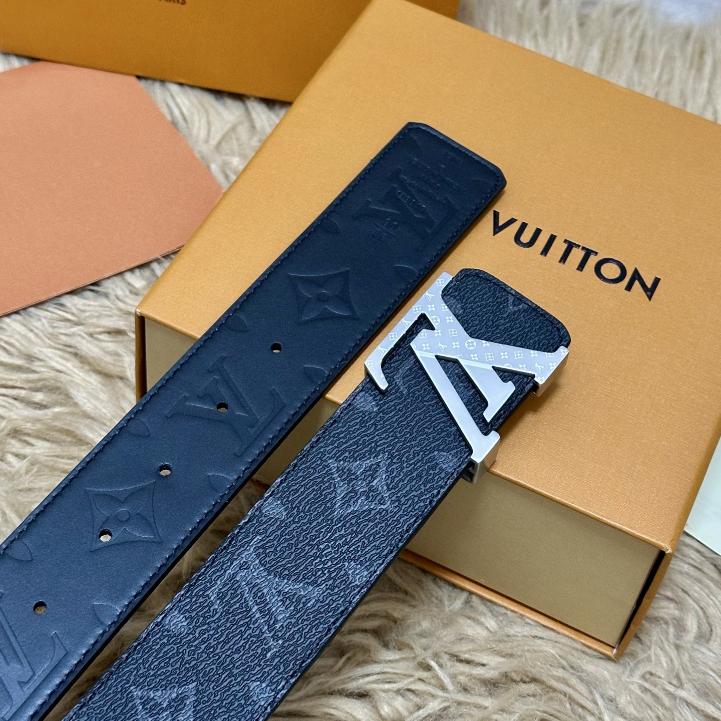 LV.路易威登 宽40MM双面原版小牛皮 搭配单钌钯电镀扣 完美的手感.油边 出众的设计.风格 高贵奢华