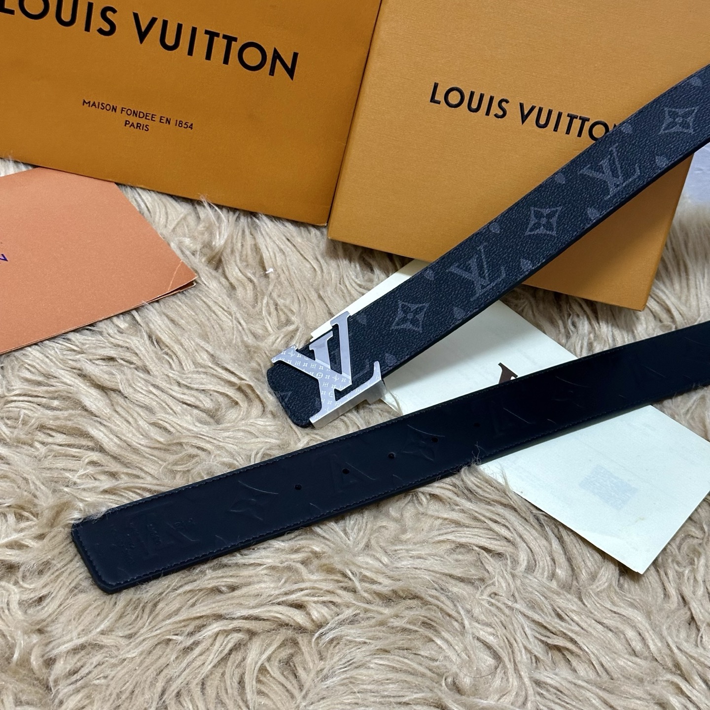 LV.路易威登 宽40MM双面原版小牛皮 搭配单钌钯电镀扣 完美的手感.油边 出众的设计.风格 高贵奢华