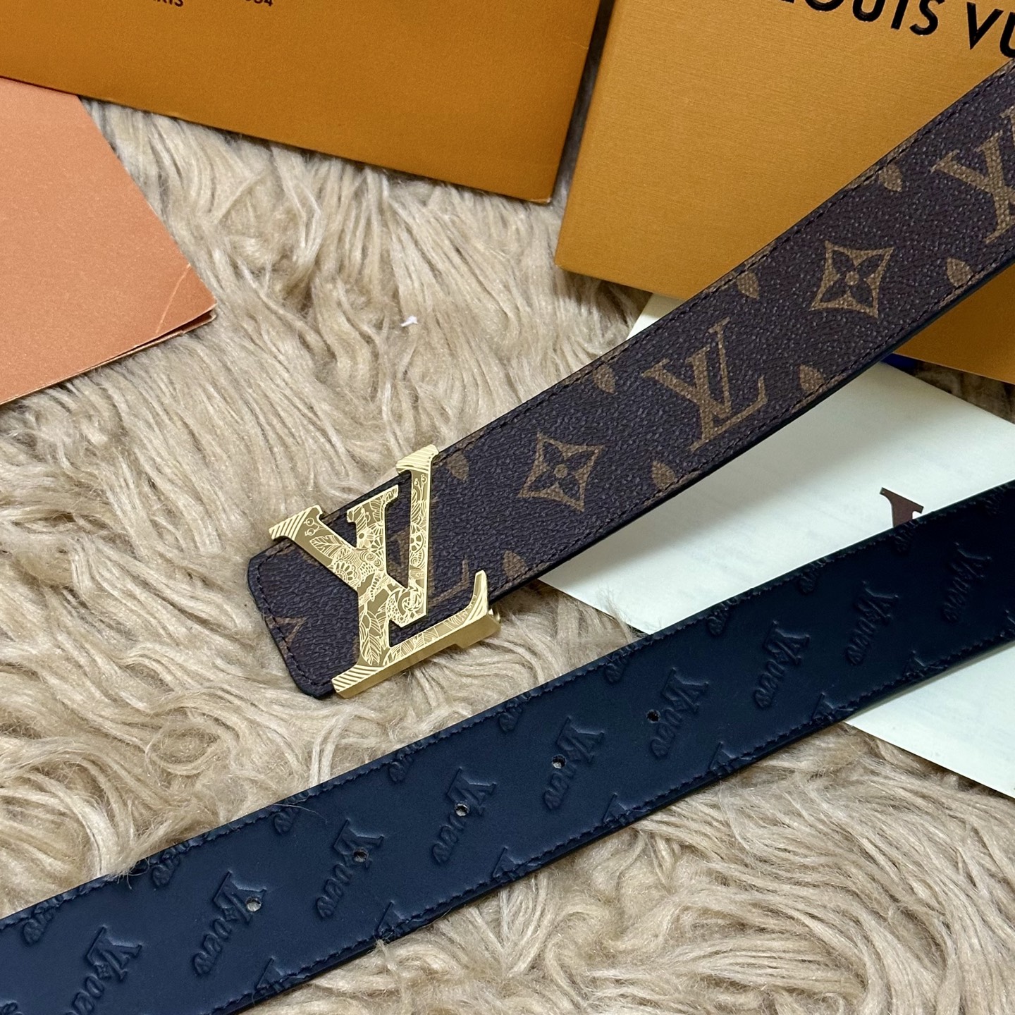 LV.路易威登 宽40MM双面原版小牛皮 搭配单钌钯电镀扣 完美的手感.油边 出众的设计.风格 高贵奢华