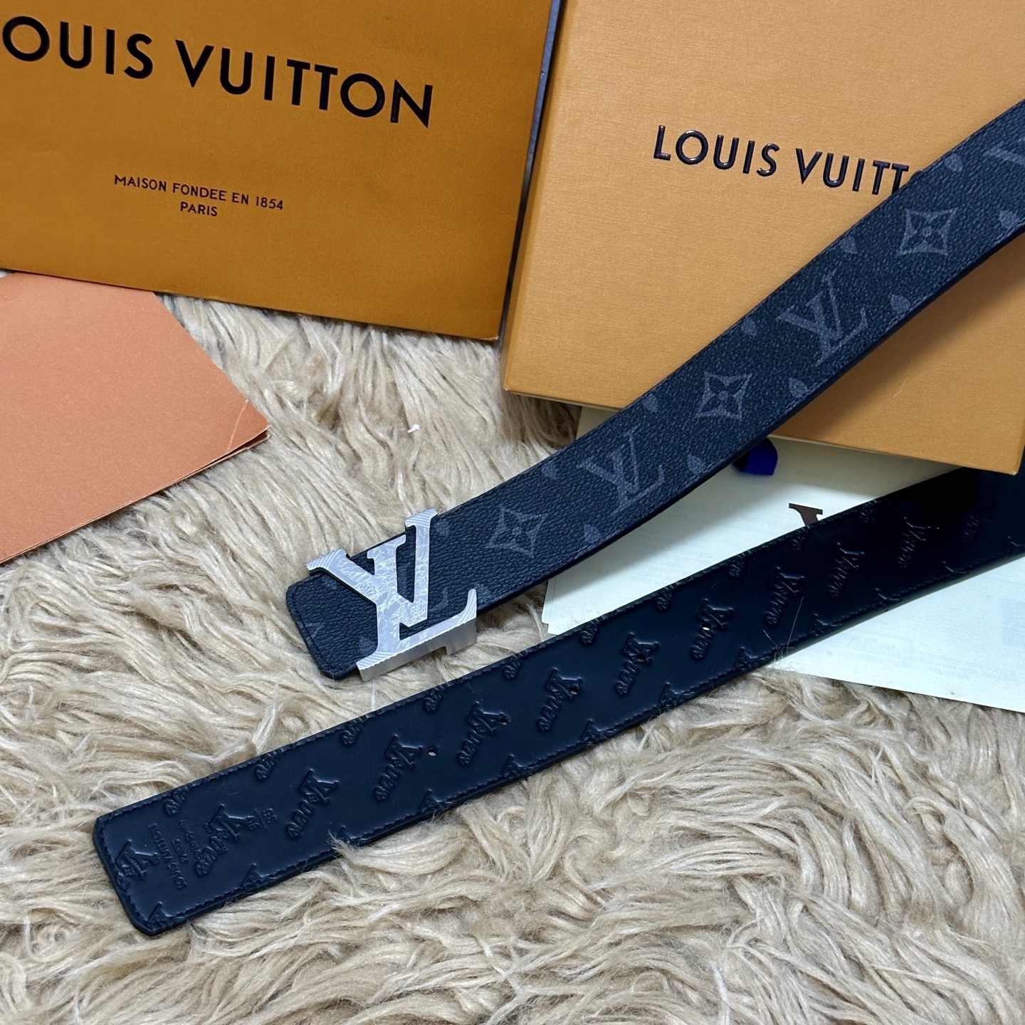 LV.路易威登 宽40MM双面原版小牛皮 搭配单钌钯电镀扣 完美的手感.油边 出众的设计.风格 高贵奢华